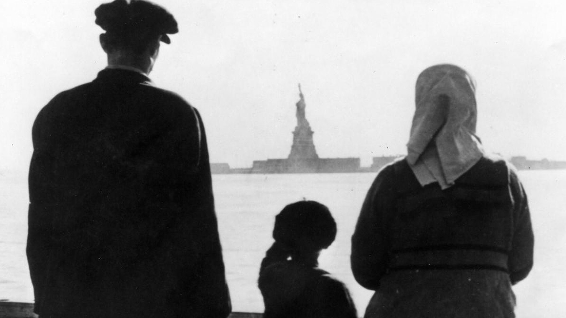 Ellis Island, une histoire du rêve américain Background