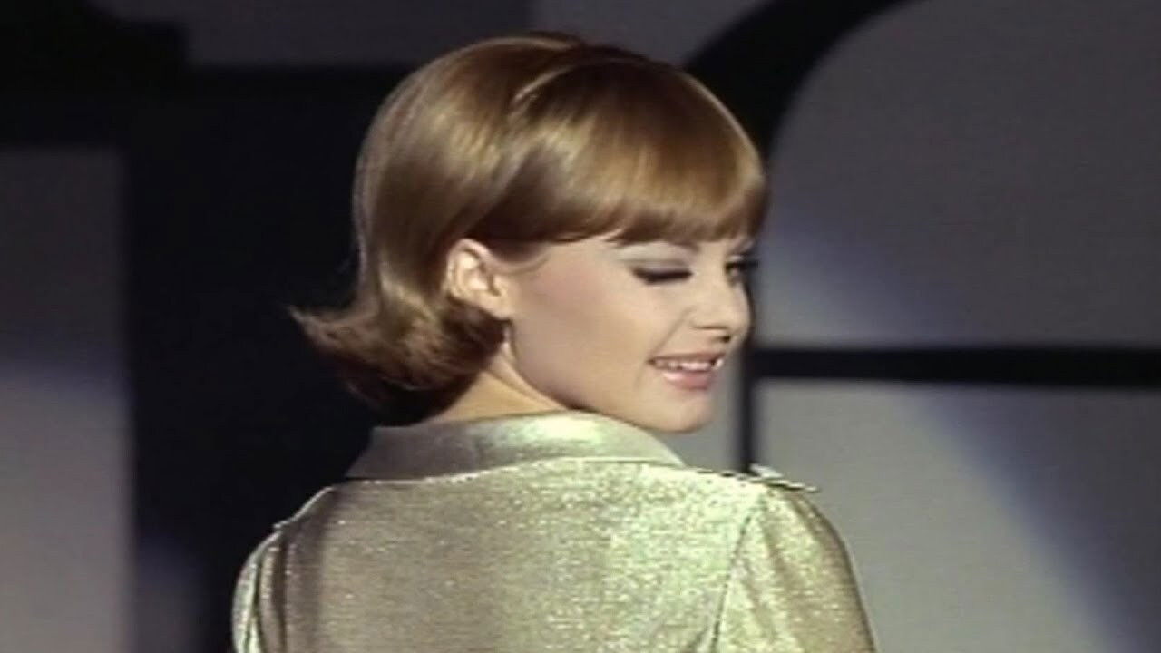 Buenos días, condesita Background