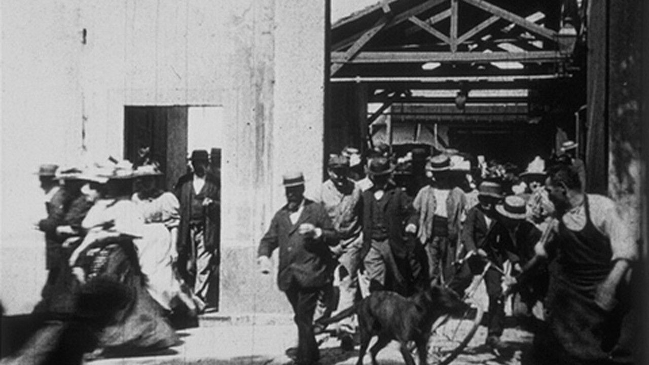 Sortie d'usine, [III] Background