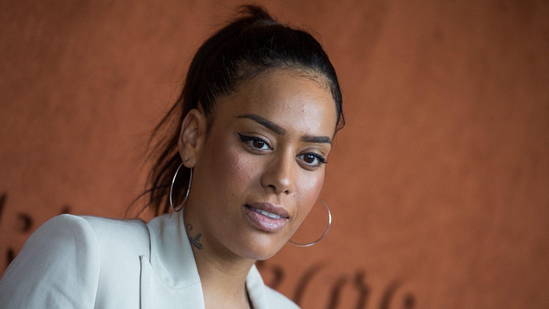 Les Sandales blanches Background