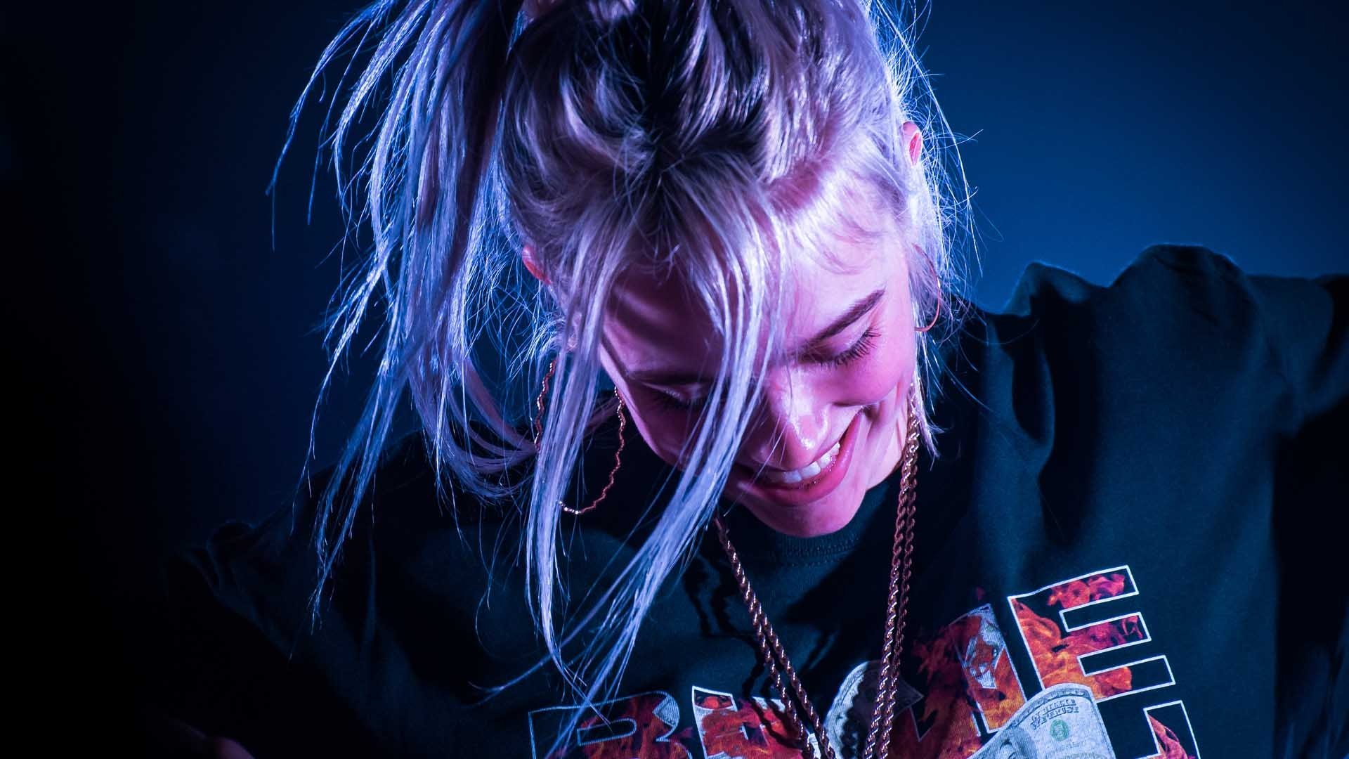 Billie Eilish, sa french story Background