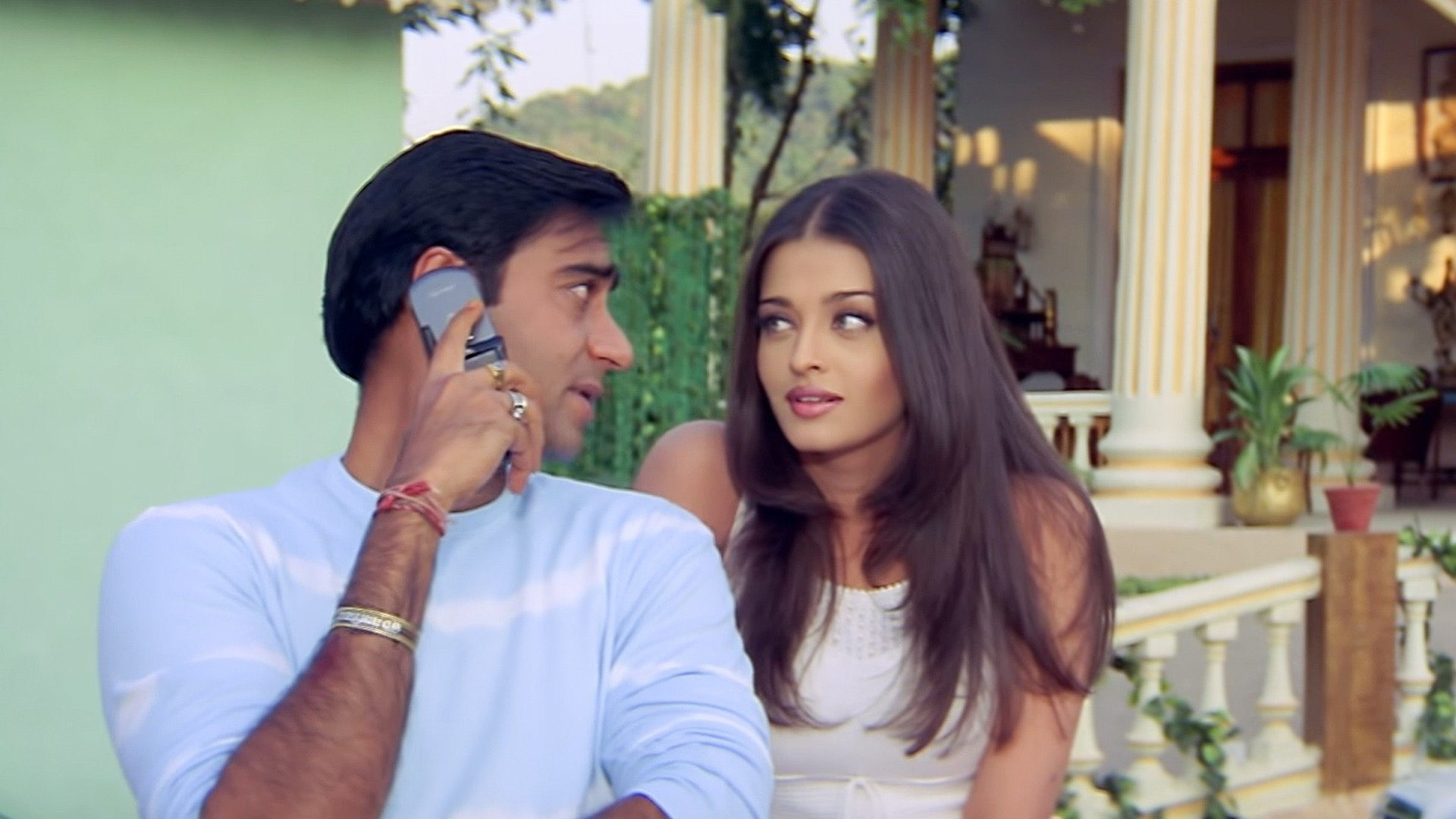 Hum Kisi Se Kum Nahin Background