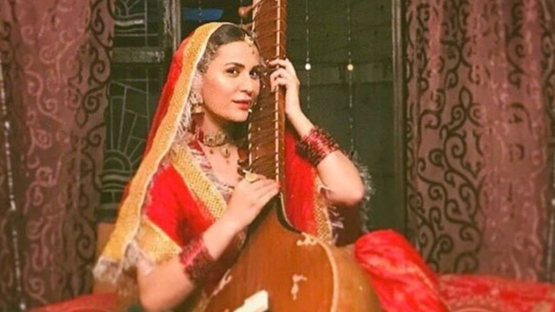 Deewar-e-Shab Background