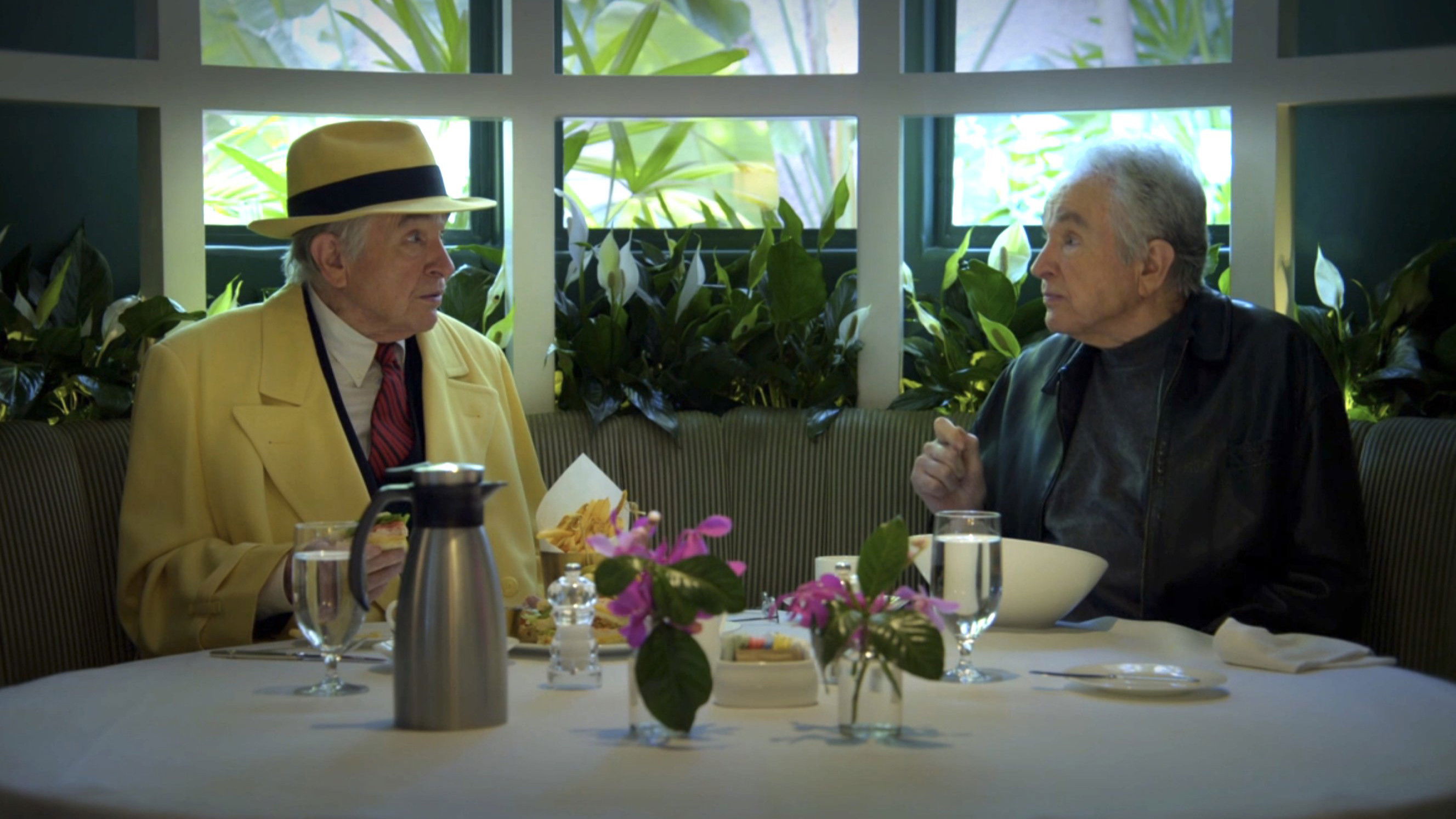 Dick Tracy Special: Tracy Zooms In Background