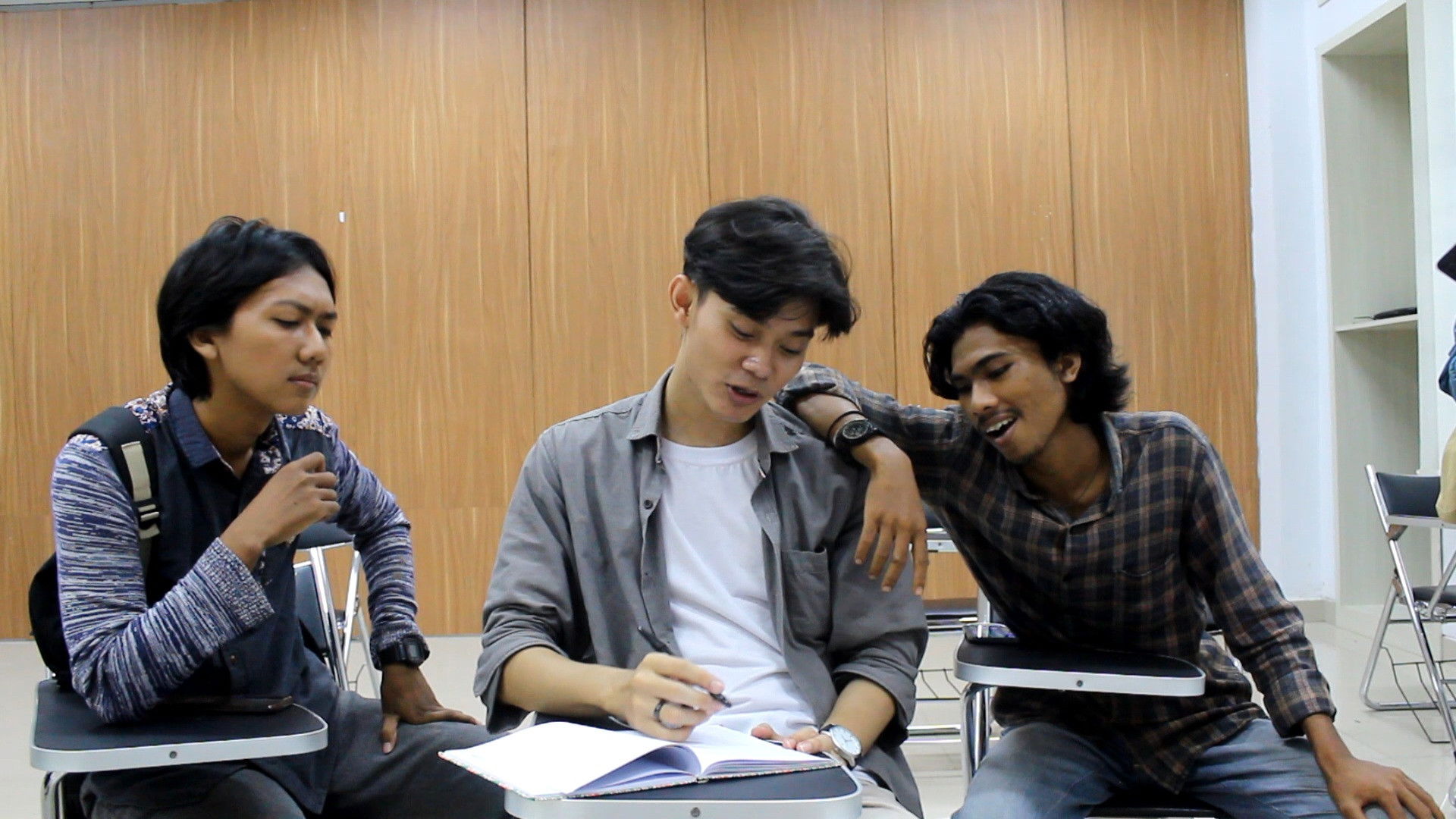 Retakan Kaca Dirumahku Background