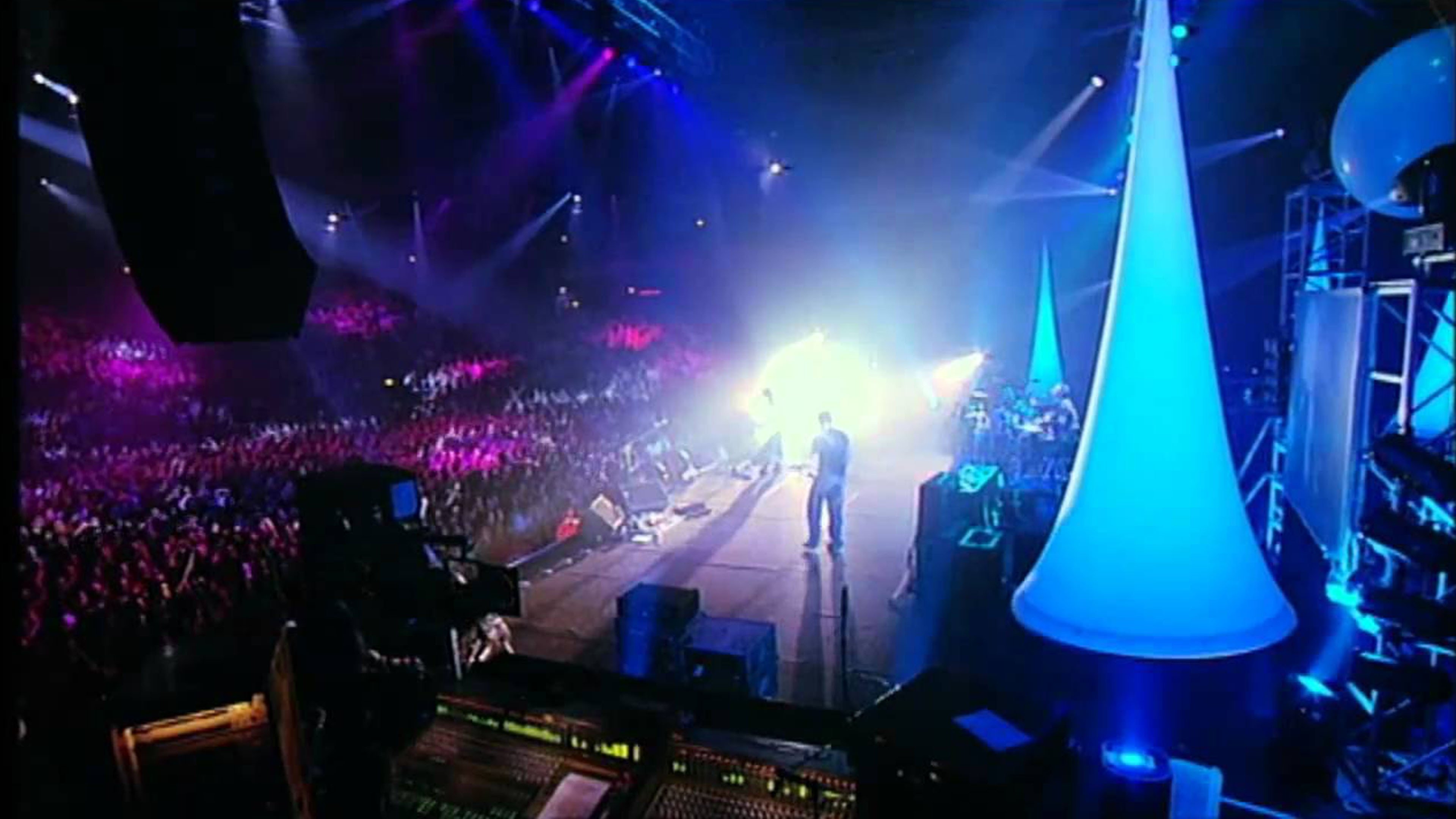 Muse: Hullabaloo - Live At Le Zenith - Paris Background