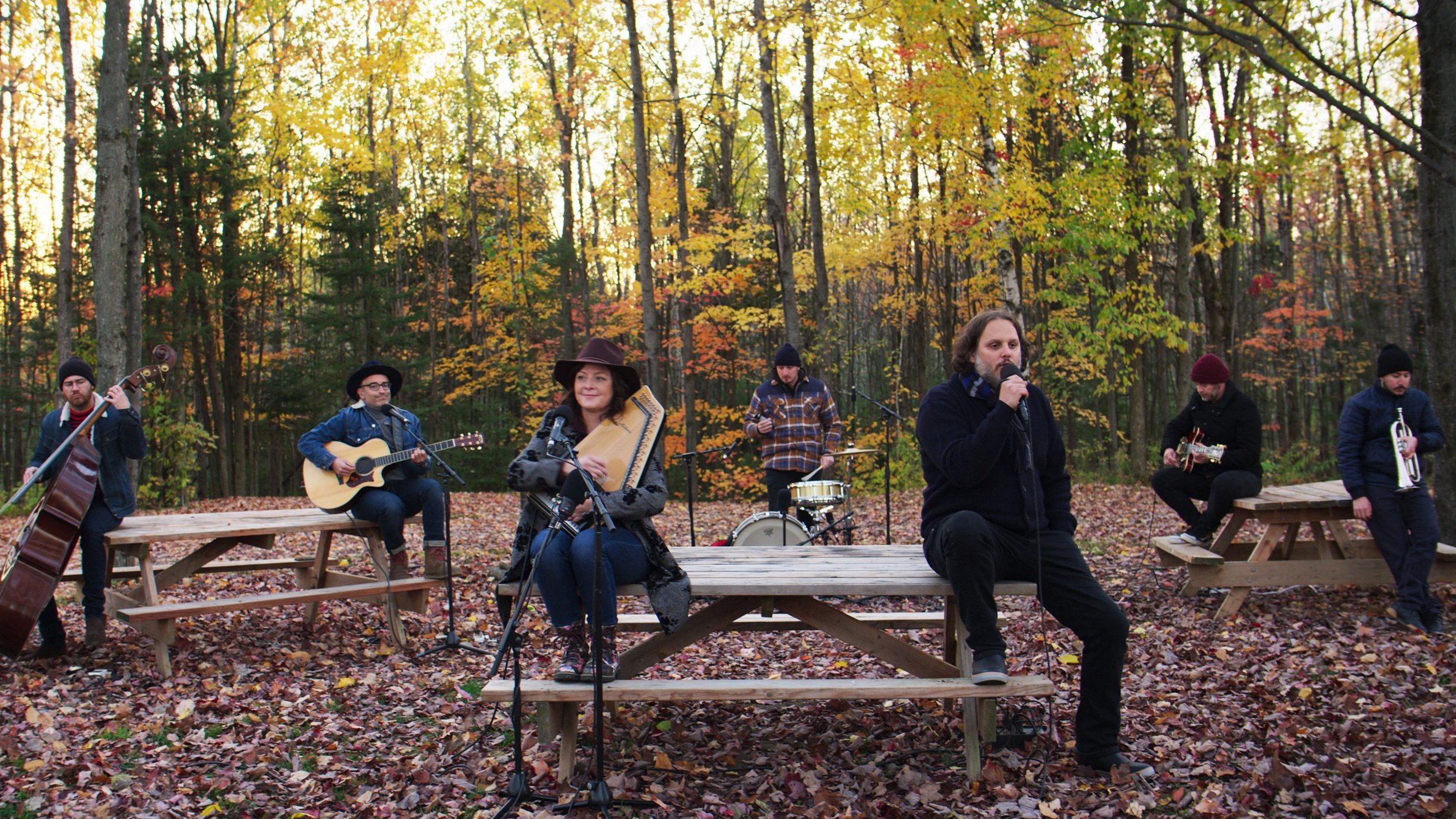 Les Cowboys Fringants - L’Amérique Pleure Background