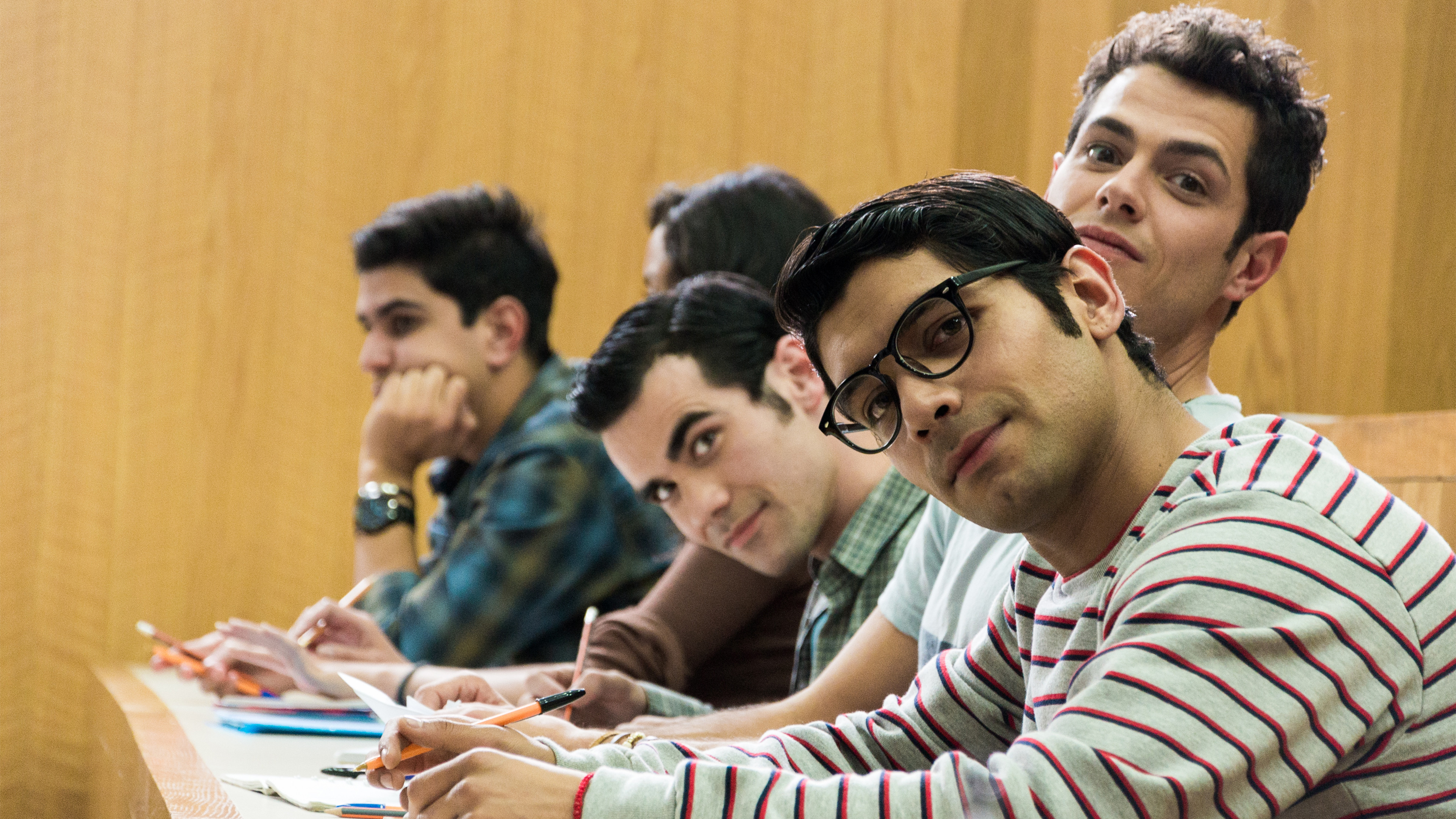 3 Idiotas Background