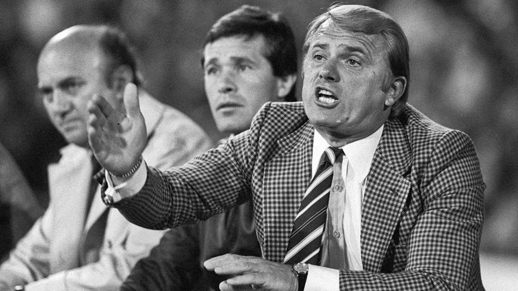 "...és Mészöly Kálmán, a kapitány" Background