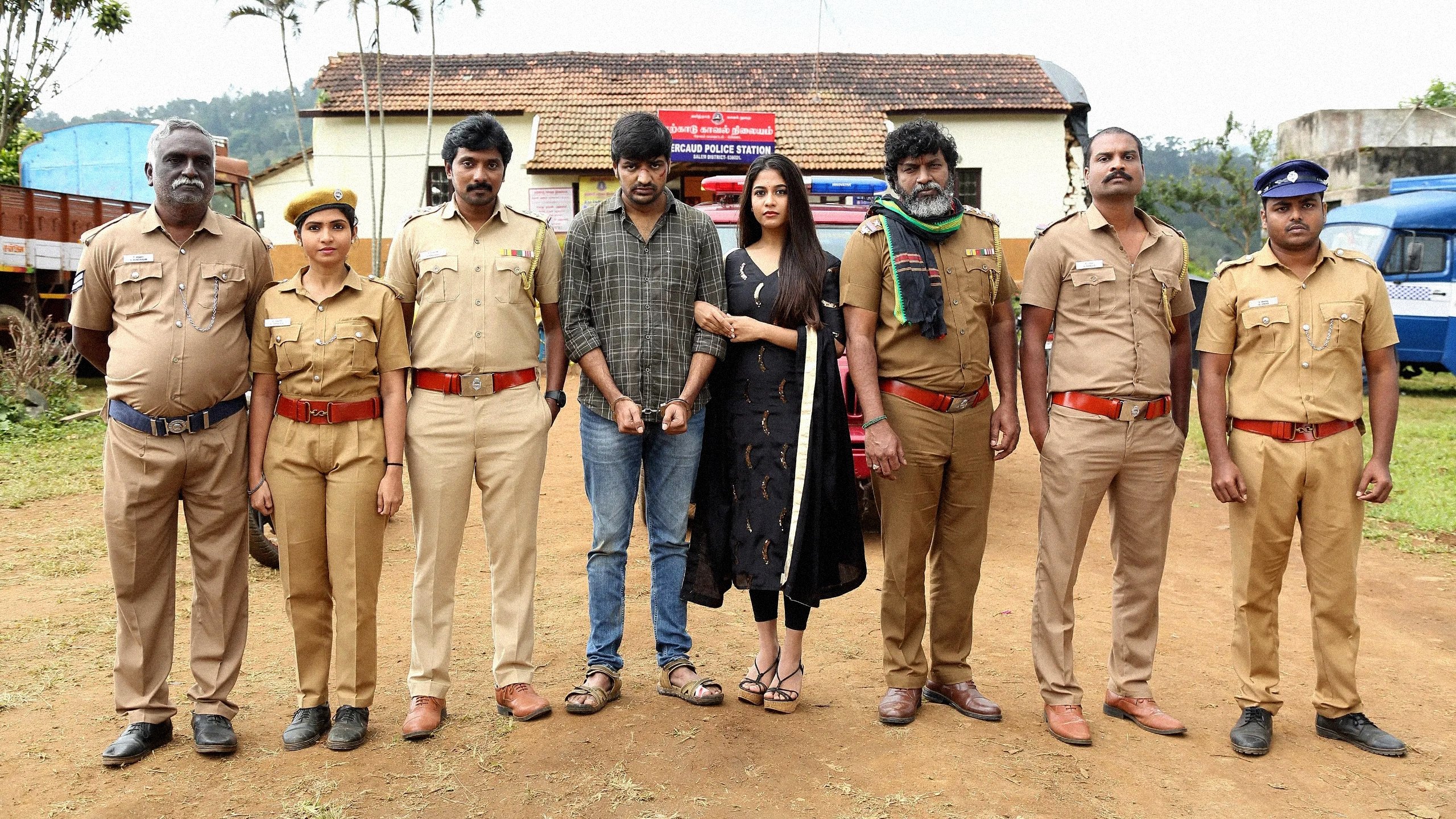 Sattam En Kaiyil Background