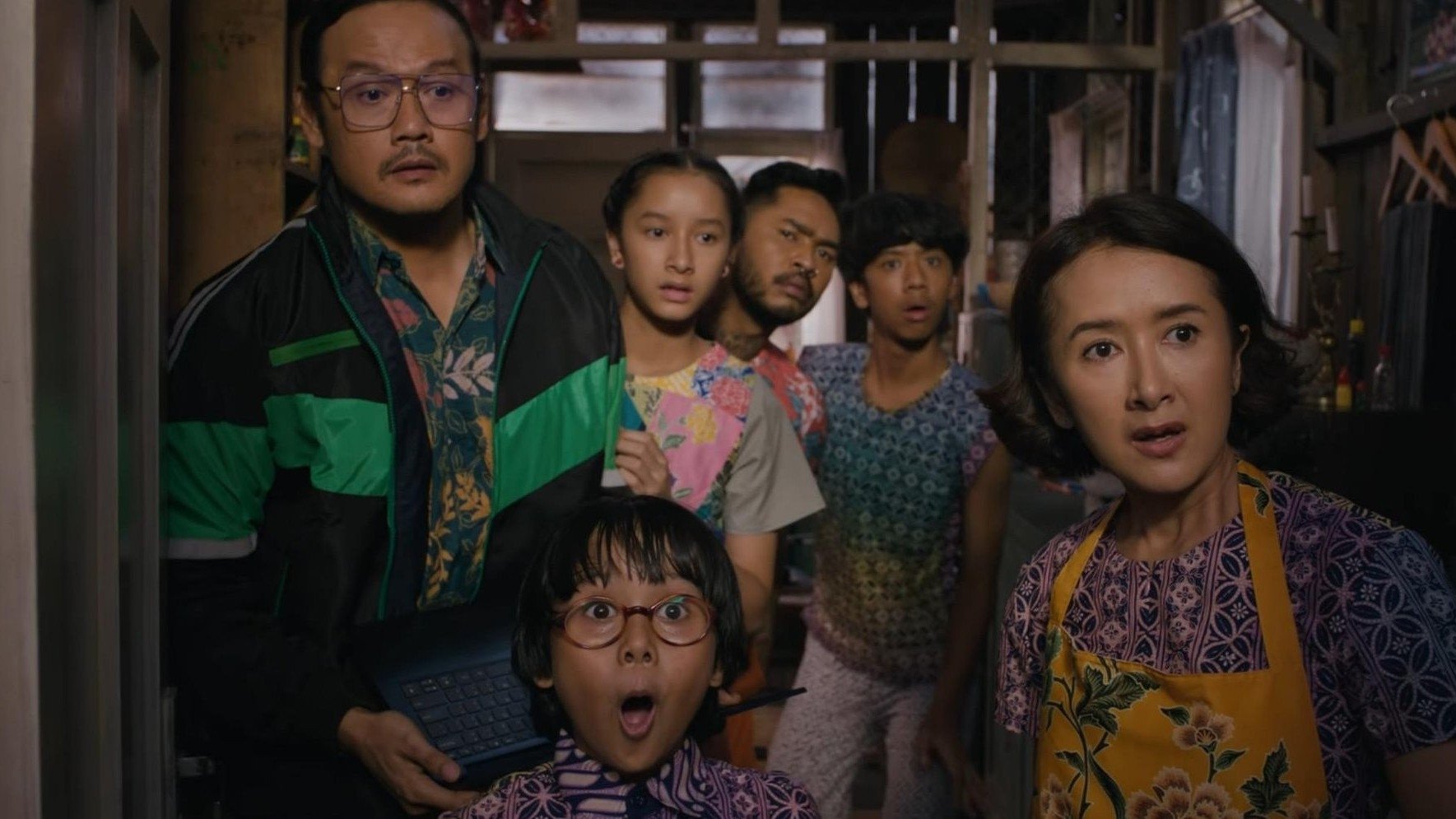 Keluarga Super Irit Background