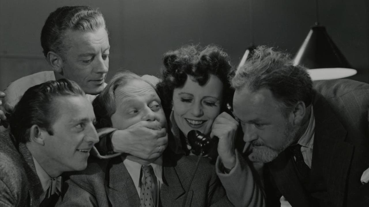 Hatten er sat Background