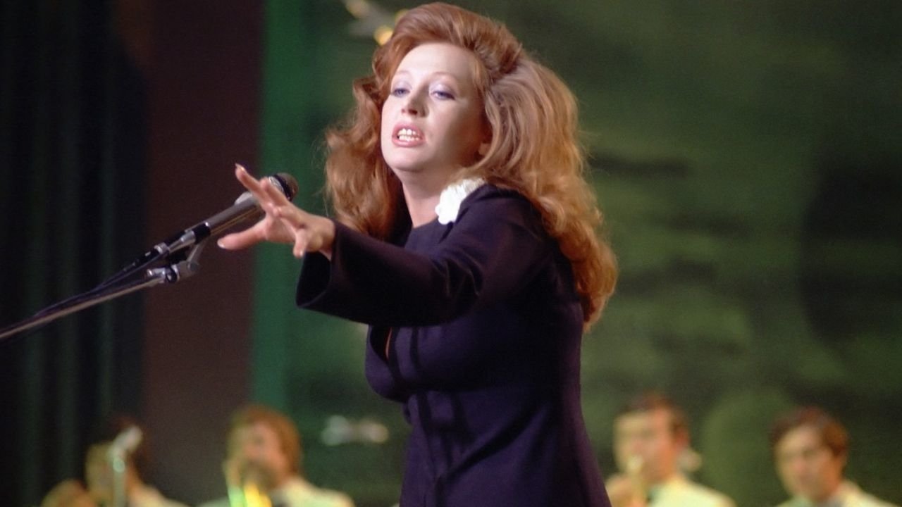 A Woman That Sings Background