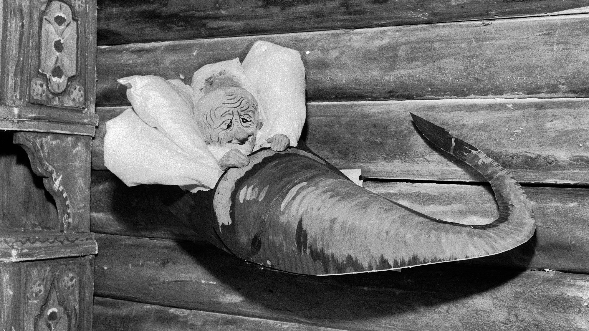 The Seventh Master of the House Background