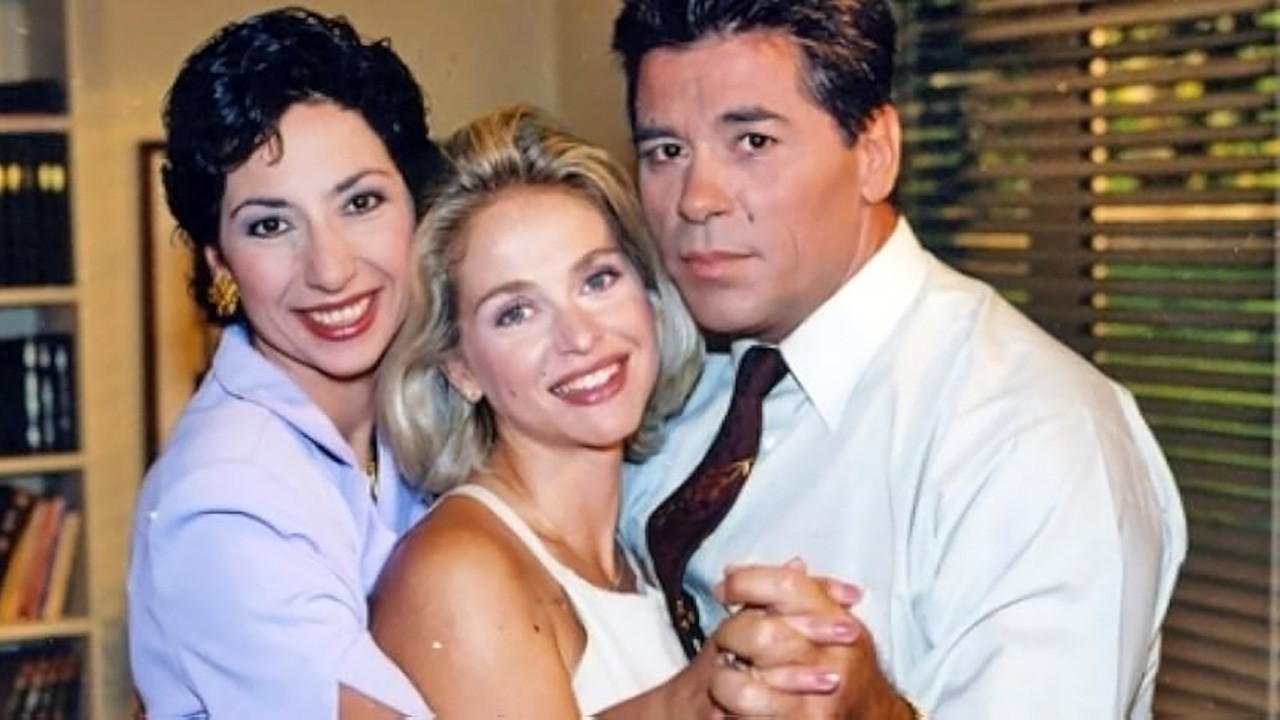 Τανγκό για τρεις Background