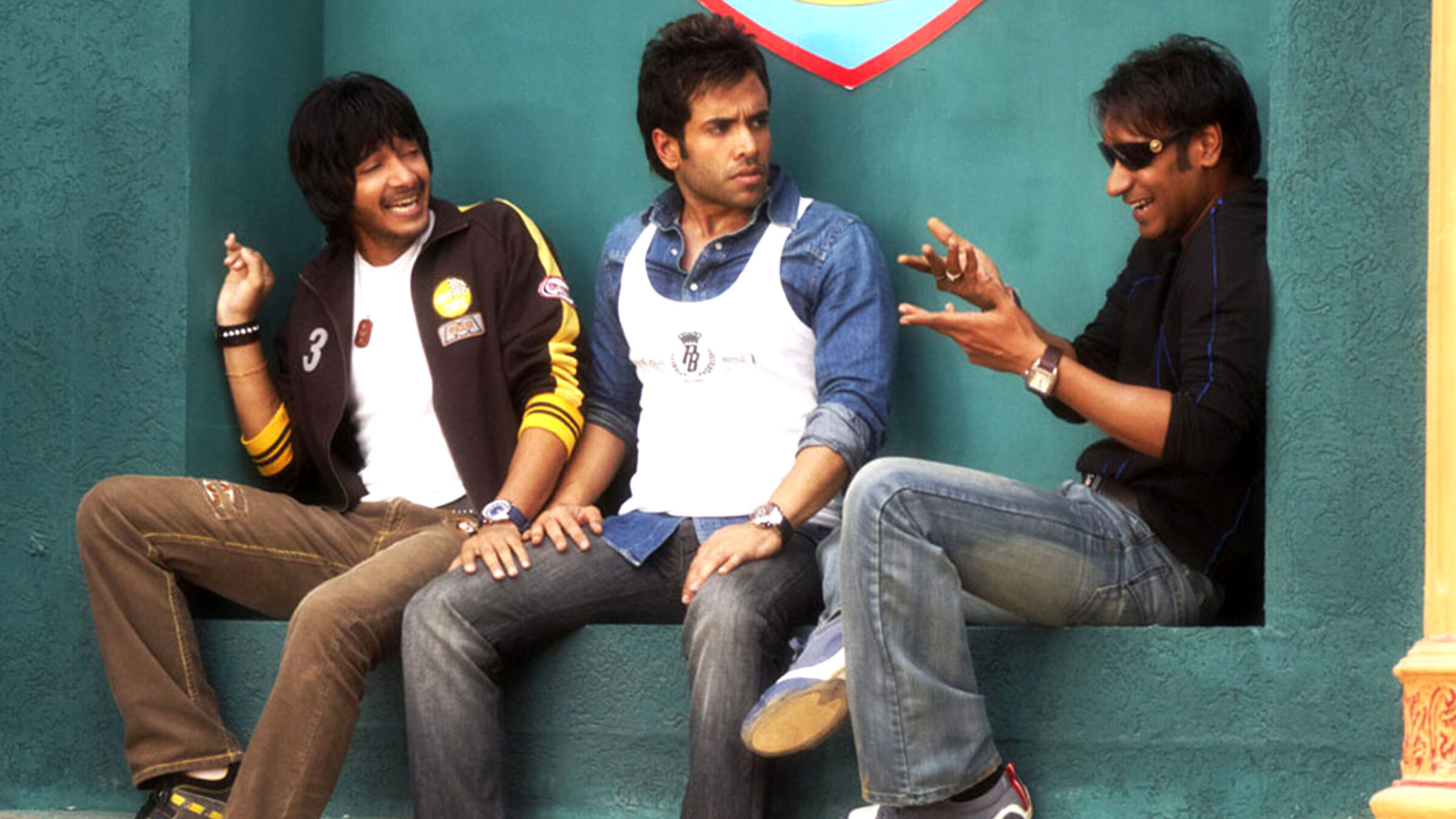 Golmaal Returns Background