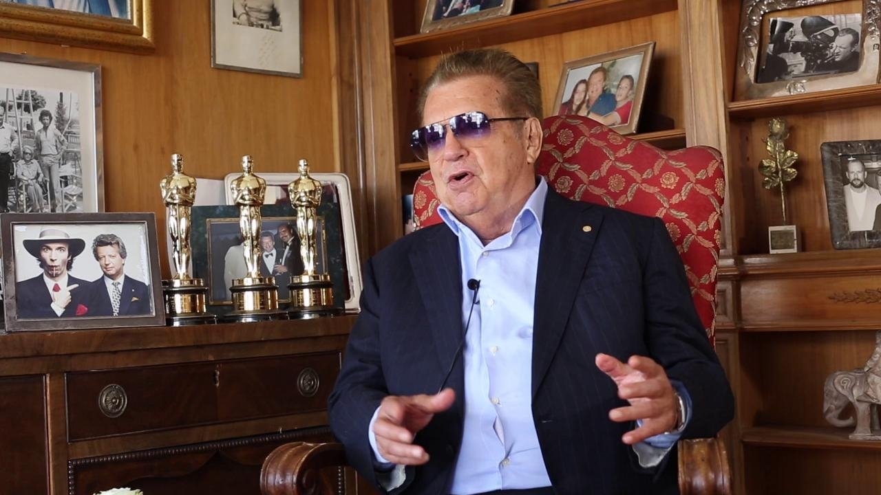 Cecchi Gori - Una famiglia italiana Background