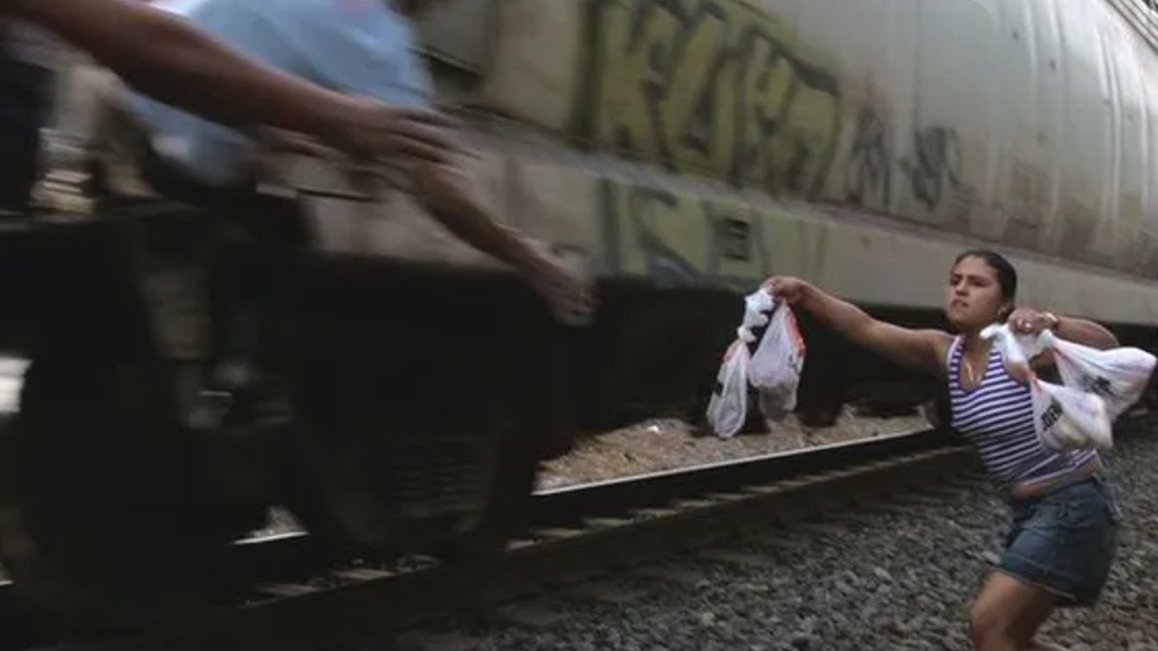 Llévate mis amores Background