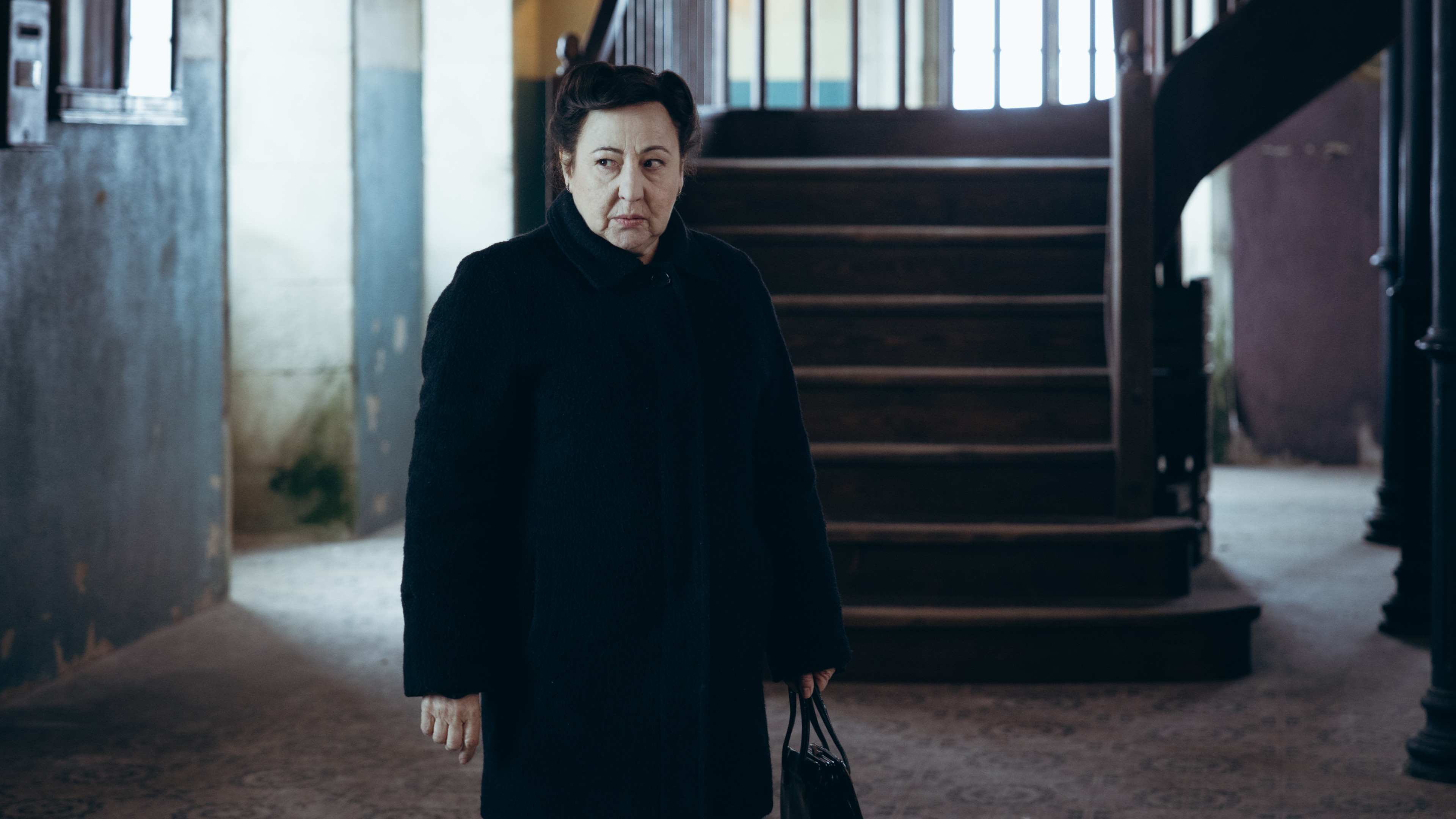 Tratamos demasiado bien a las mujeres Background