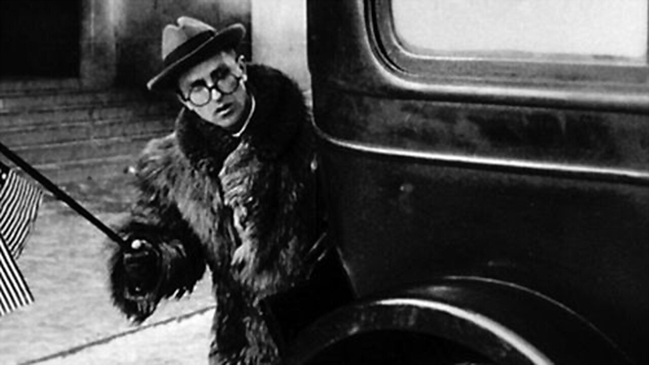 The Extraordinary Adventures of Mr. West in the Land of the Bolsheviks Background