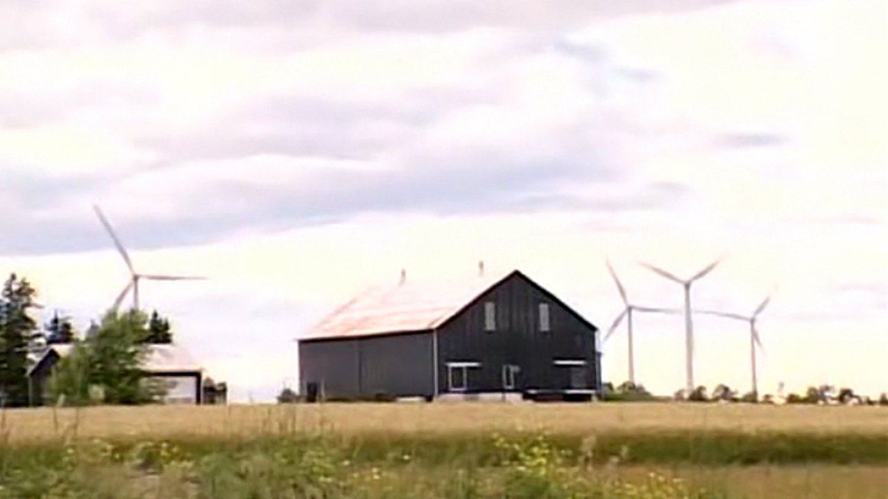 Off the Grid with Les Stroud Background