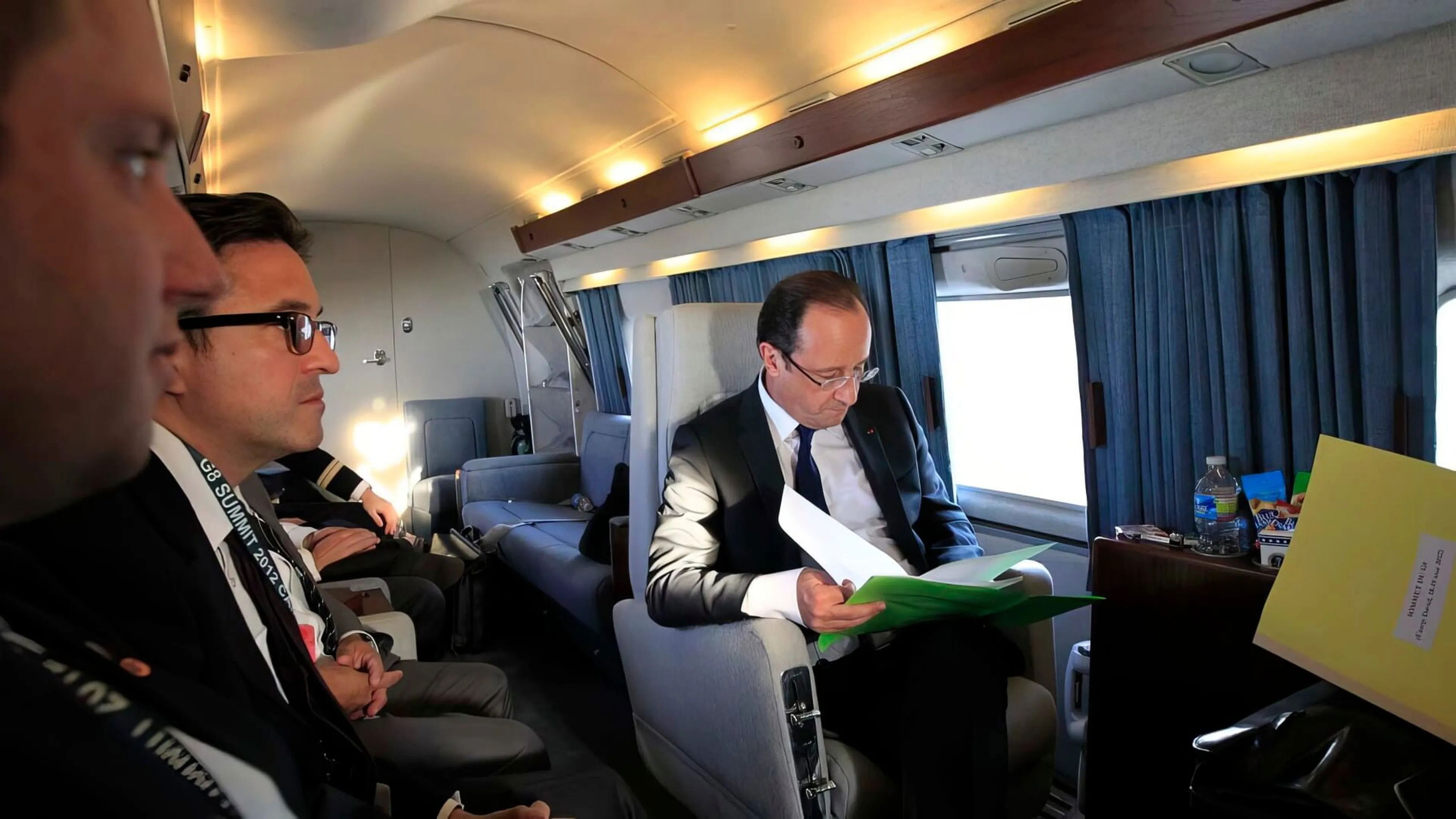 « Moi, diplomate ! » - Le monde de François Hollande Background