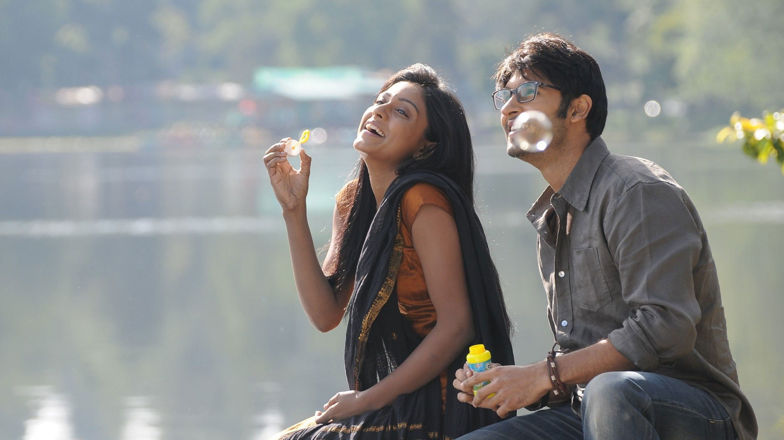 Uyir Mozhi Background