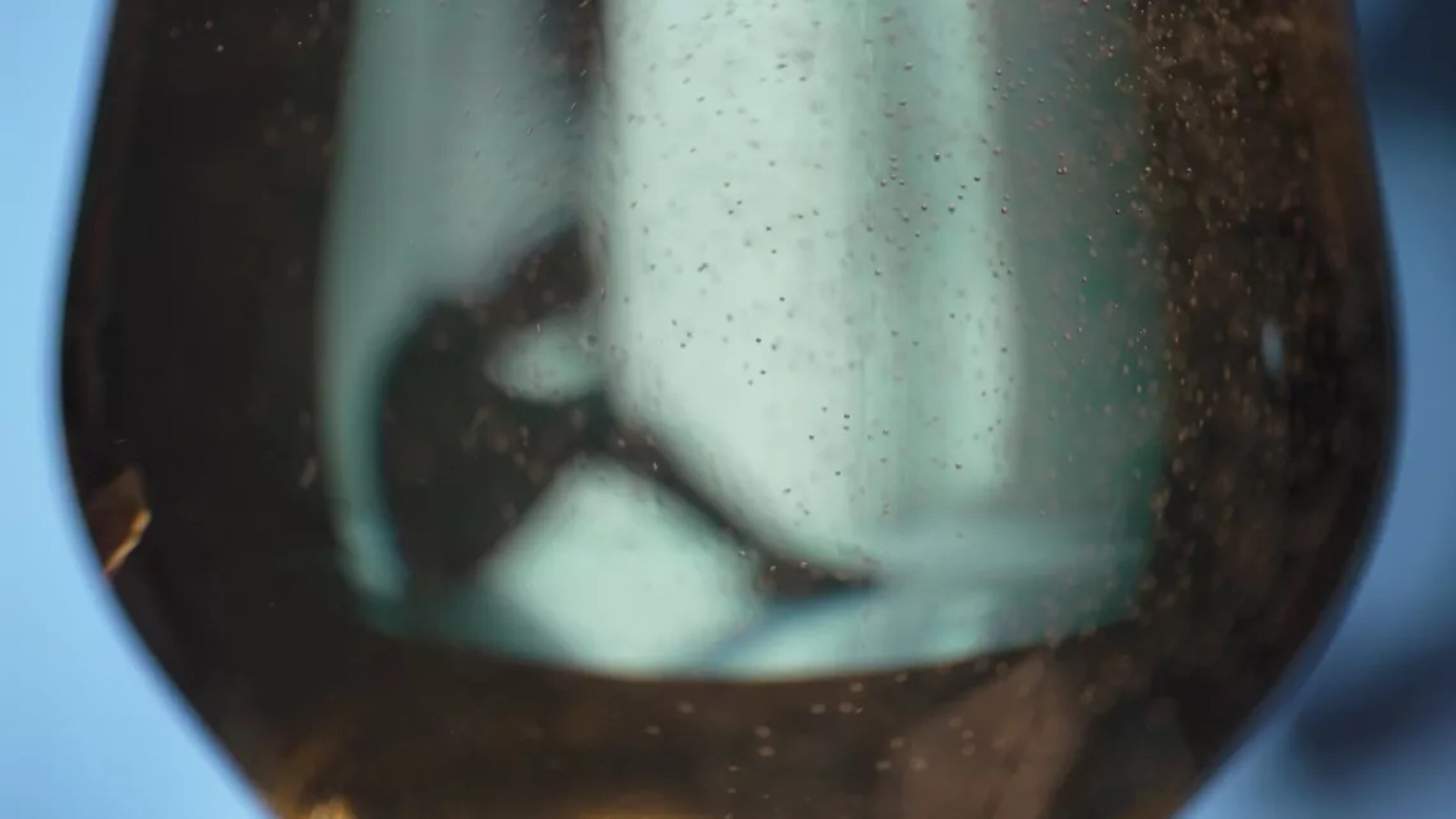 Alcool au féminin, elles brisent le tabou Background