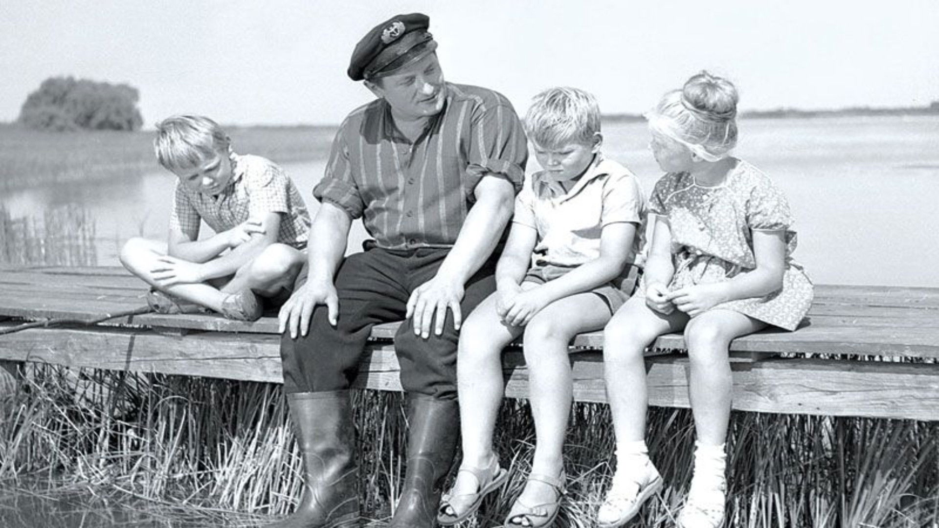 Lutt Matten and the White Seashell Background