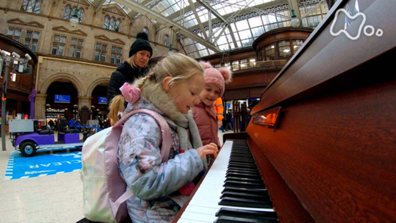 駅ピアノ・空港ピアノ・街角ピアノ Background