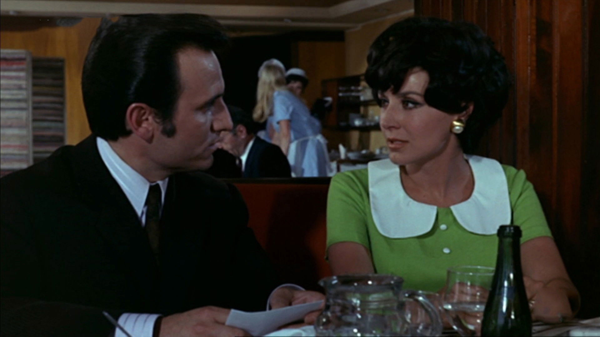 Relaciones casi públicas Background