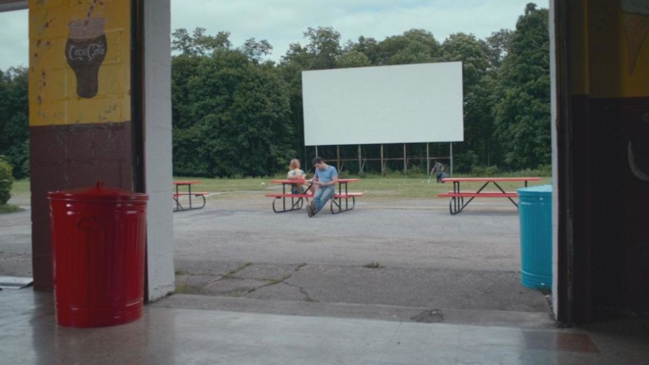 Love Is Blind Background