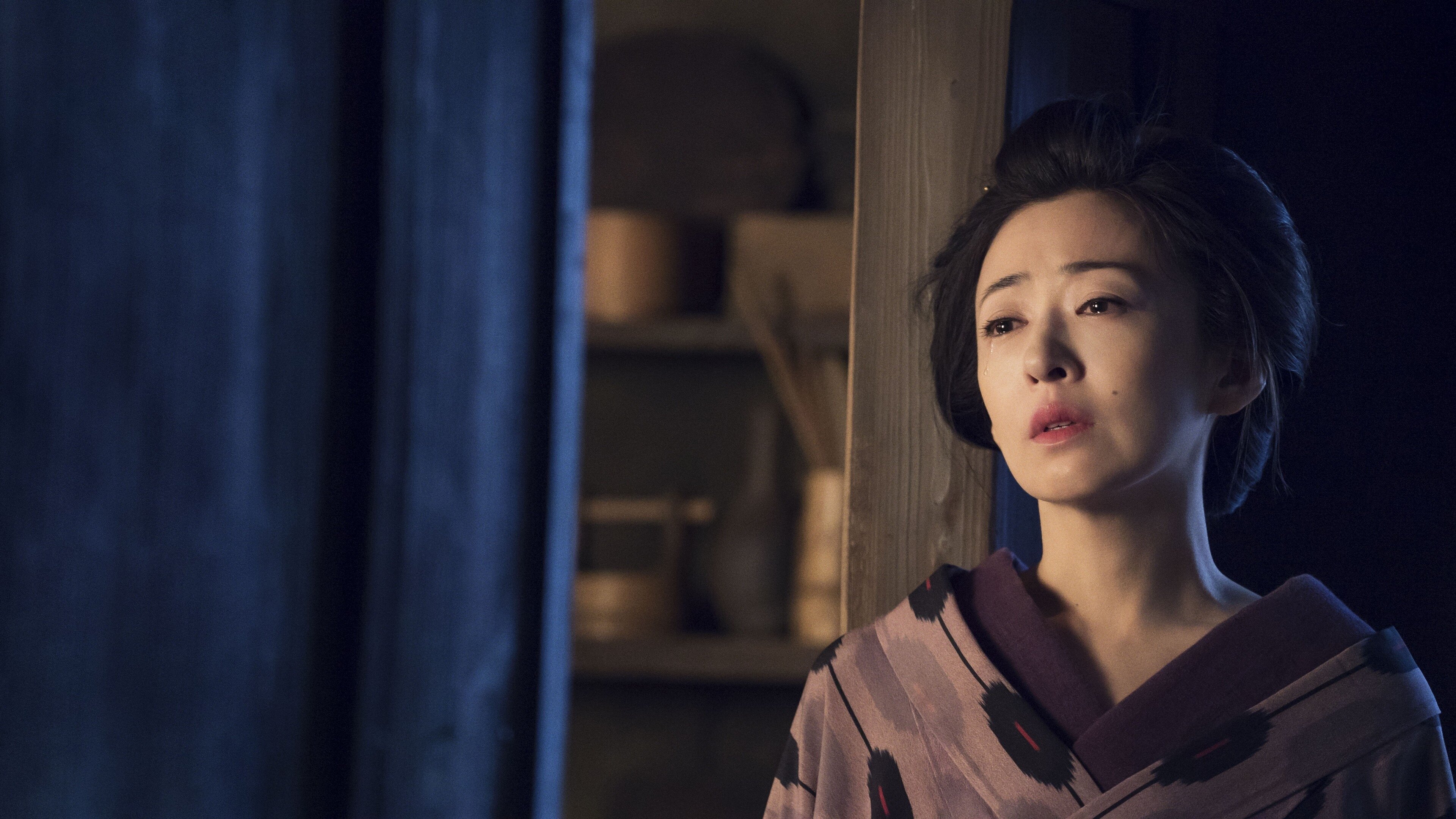 小さな橋で Background