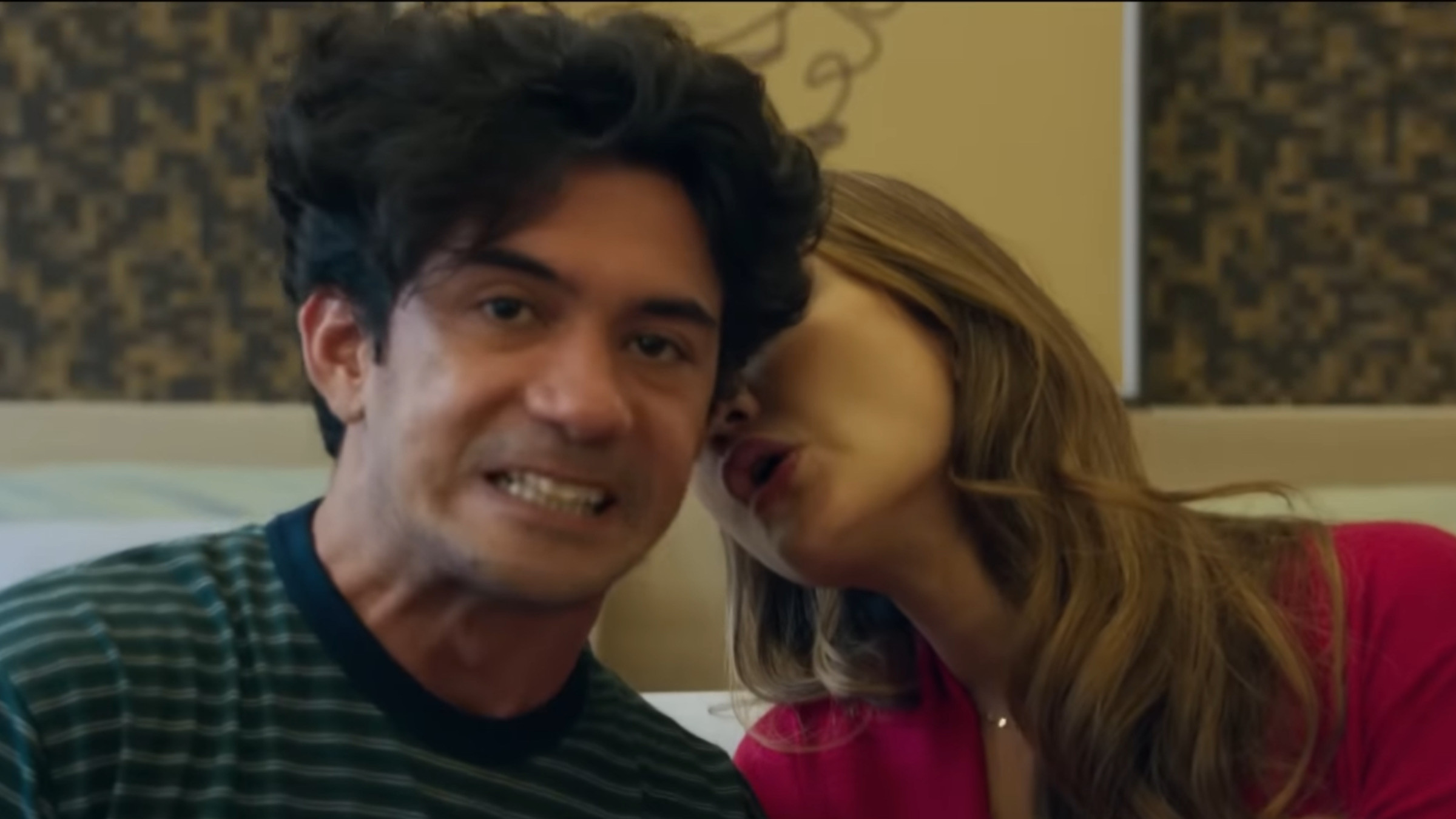 Mendarat Darurat Background