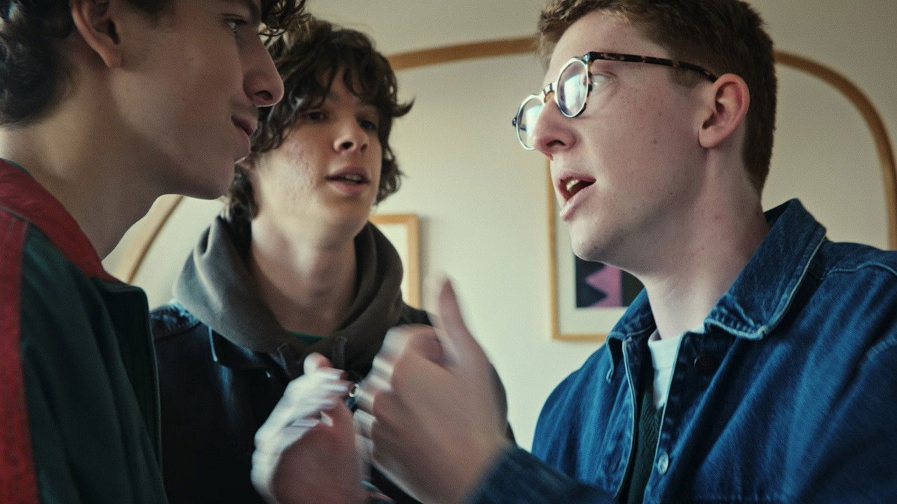 Les uns sur les autres Background