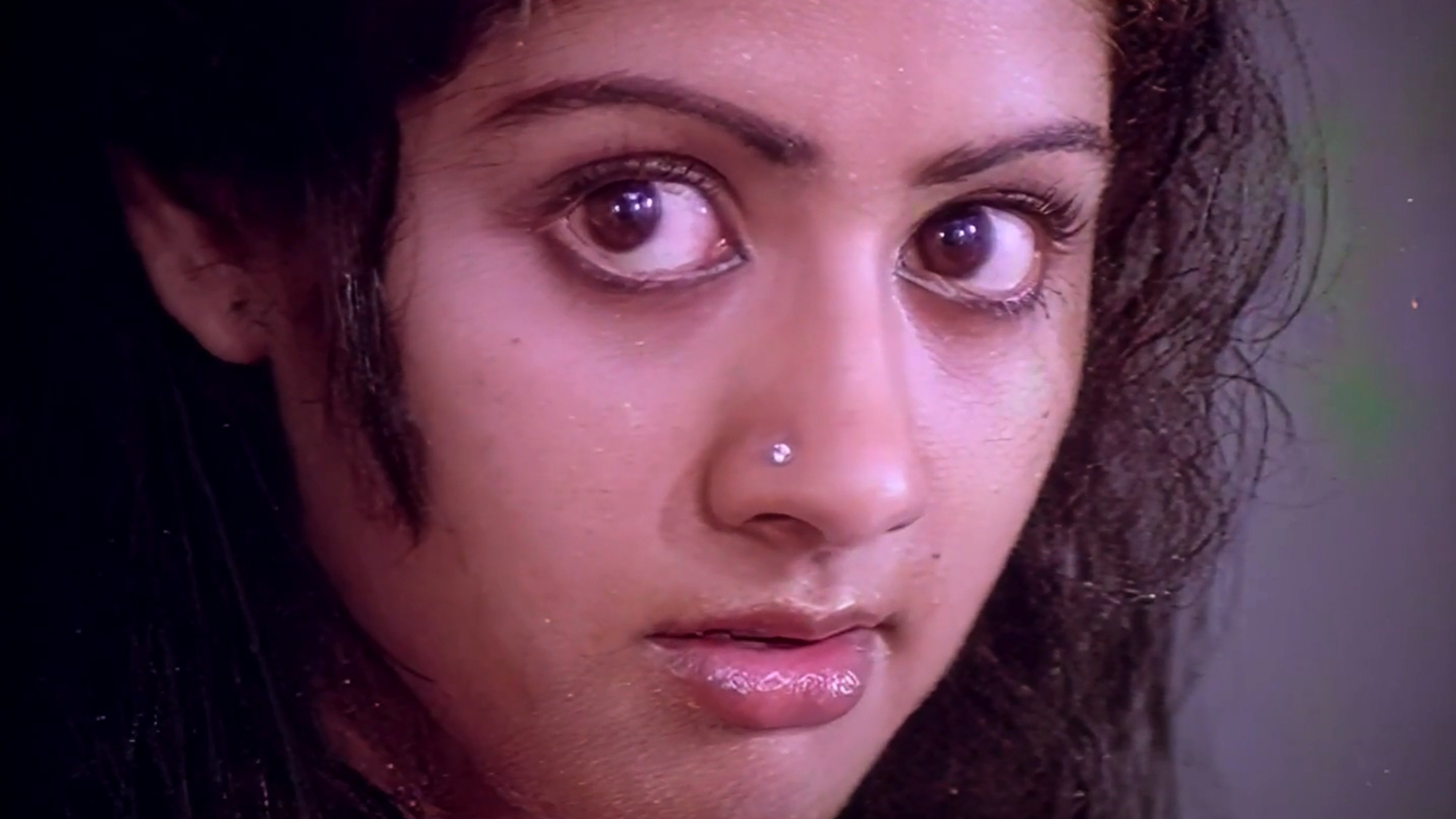 Varumayin Niram Sivappu Background