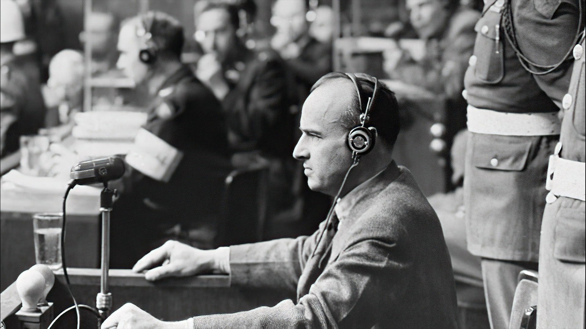 Les Carnets secrets de Nuremberg Background