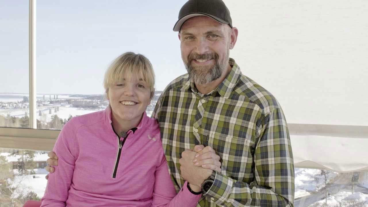 Anna Holmlund: Jag vill åka hem Background