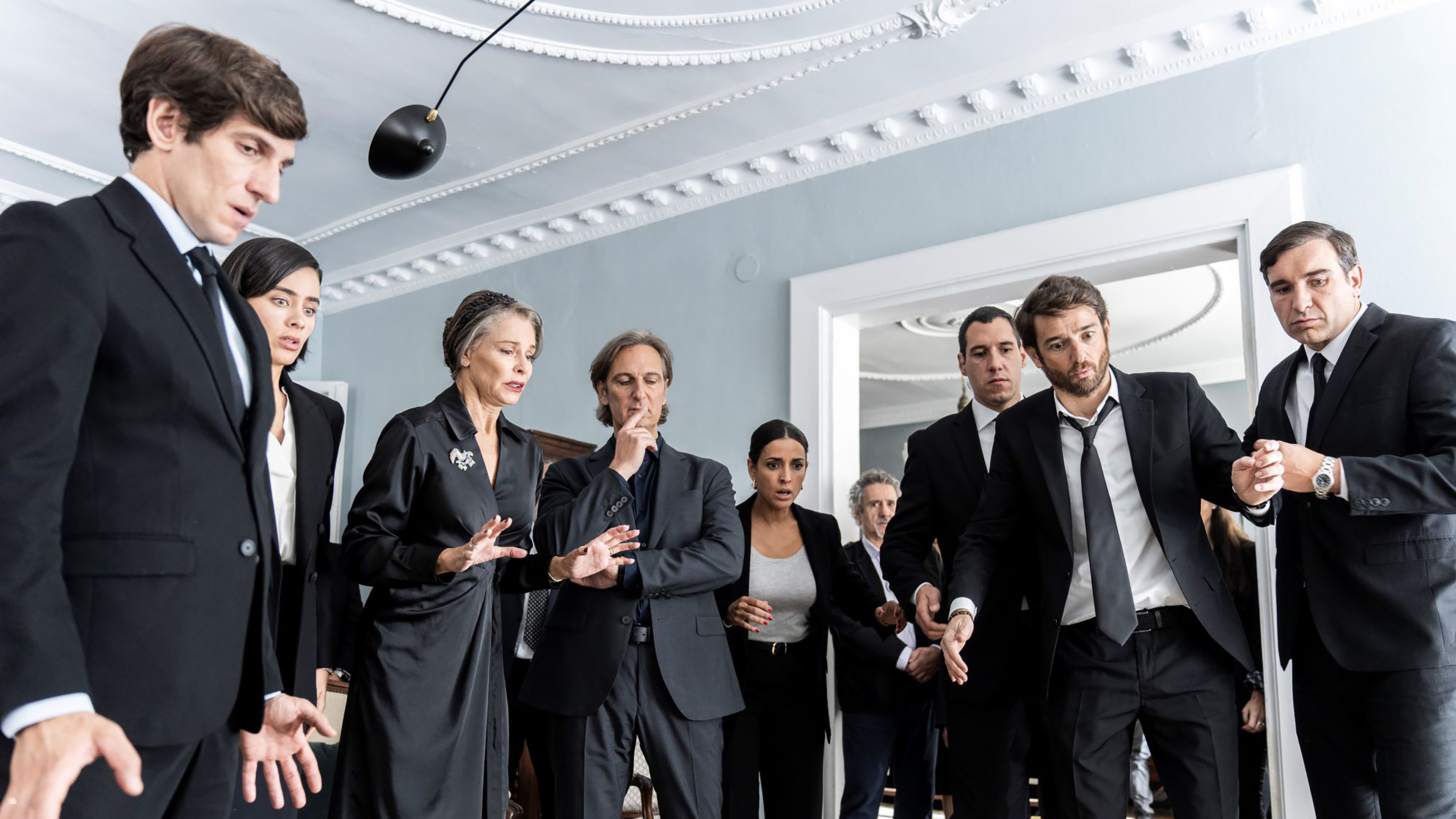 Un funeral de locos Background