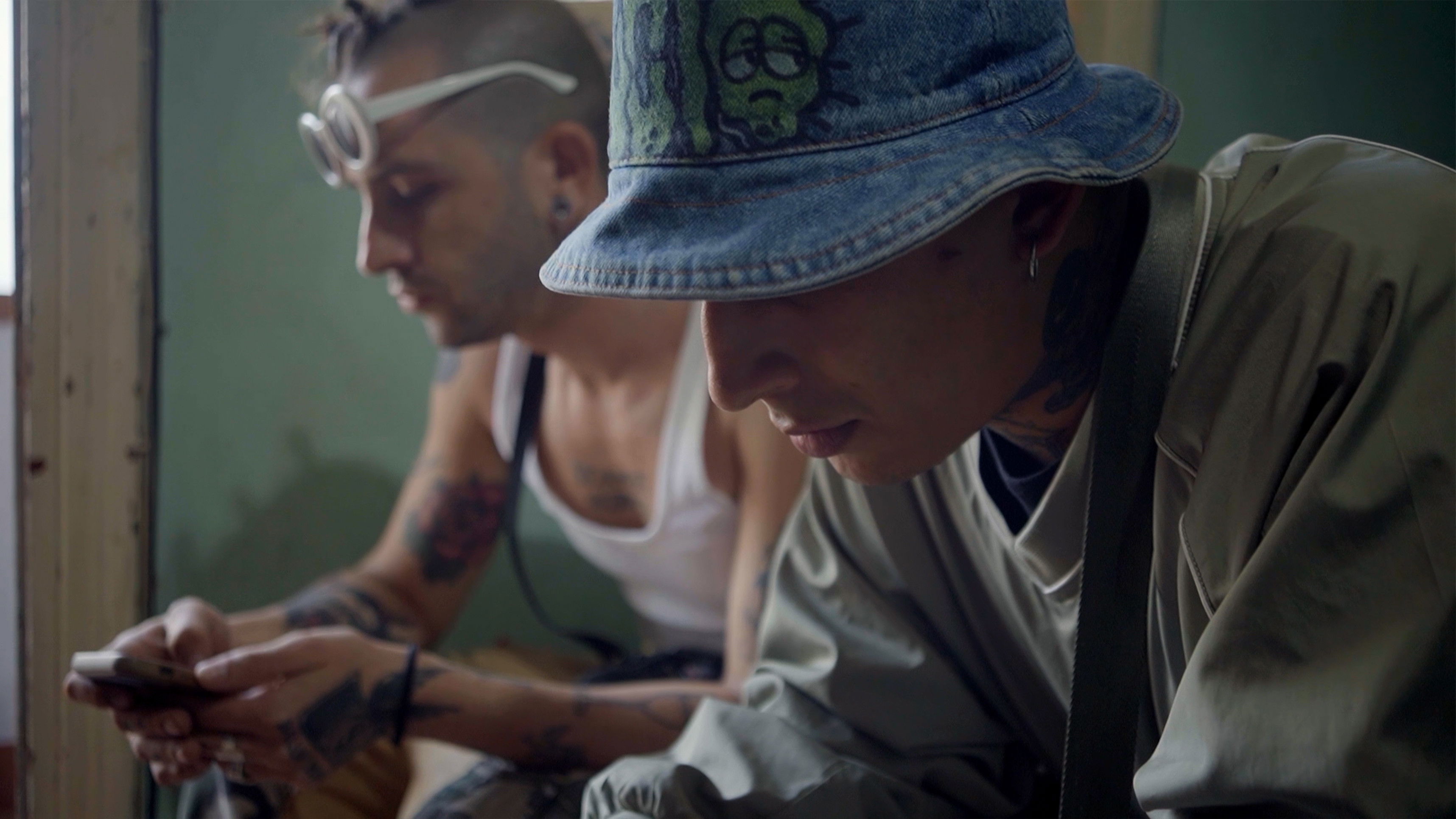 Golden Boyz: Tesoros invisibles Background