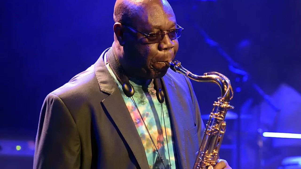 Manu Dibango fête ses 80 ans à l'Olympia de Paris Background