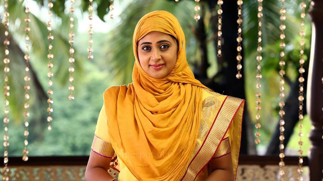 Mylanchi Monchulla Veedu Background