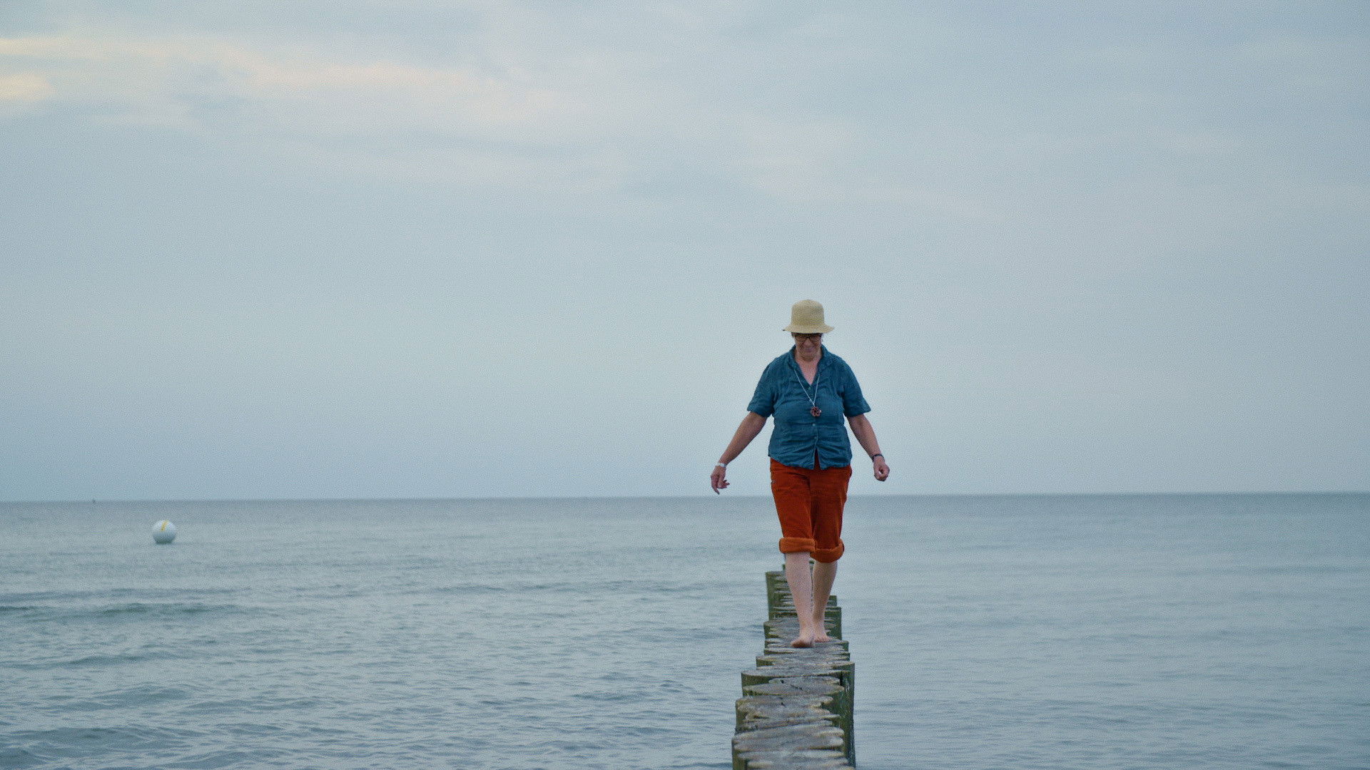 Uferfrauen - Lesbian Life and Love in the GDR Background
