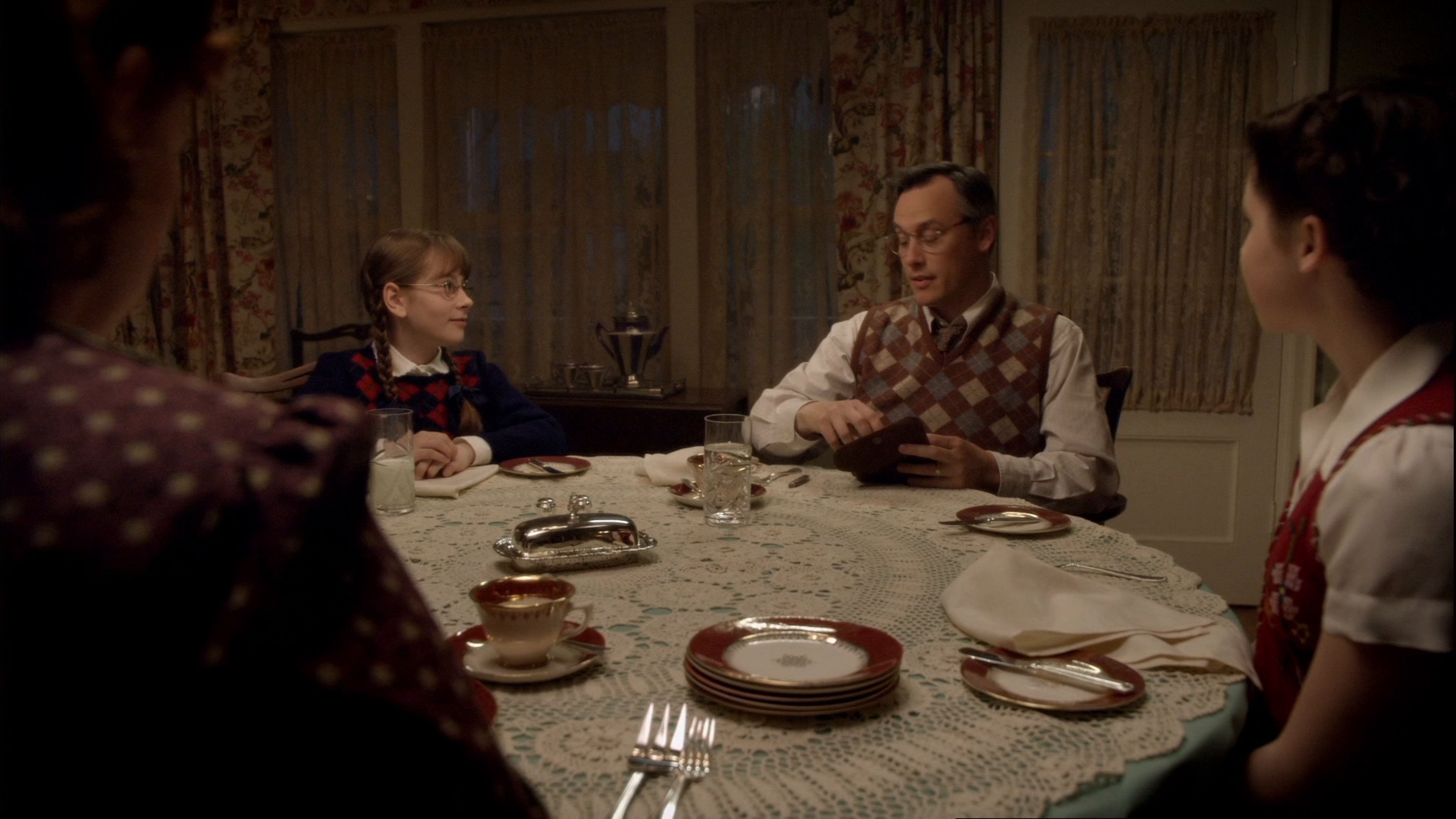 Molly: An American Girl on the Home Front Background