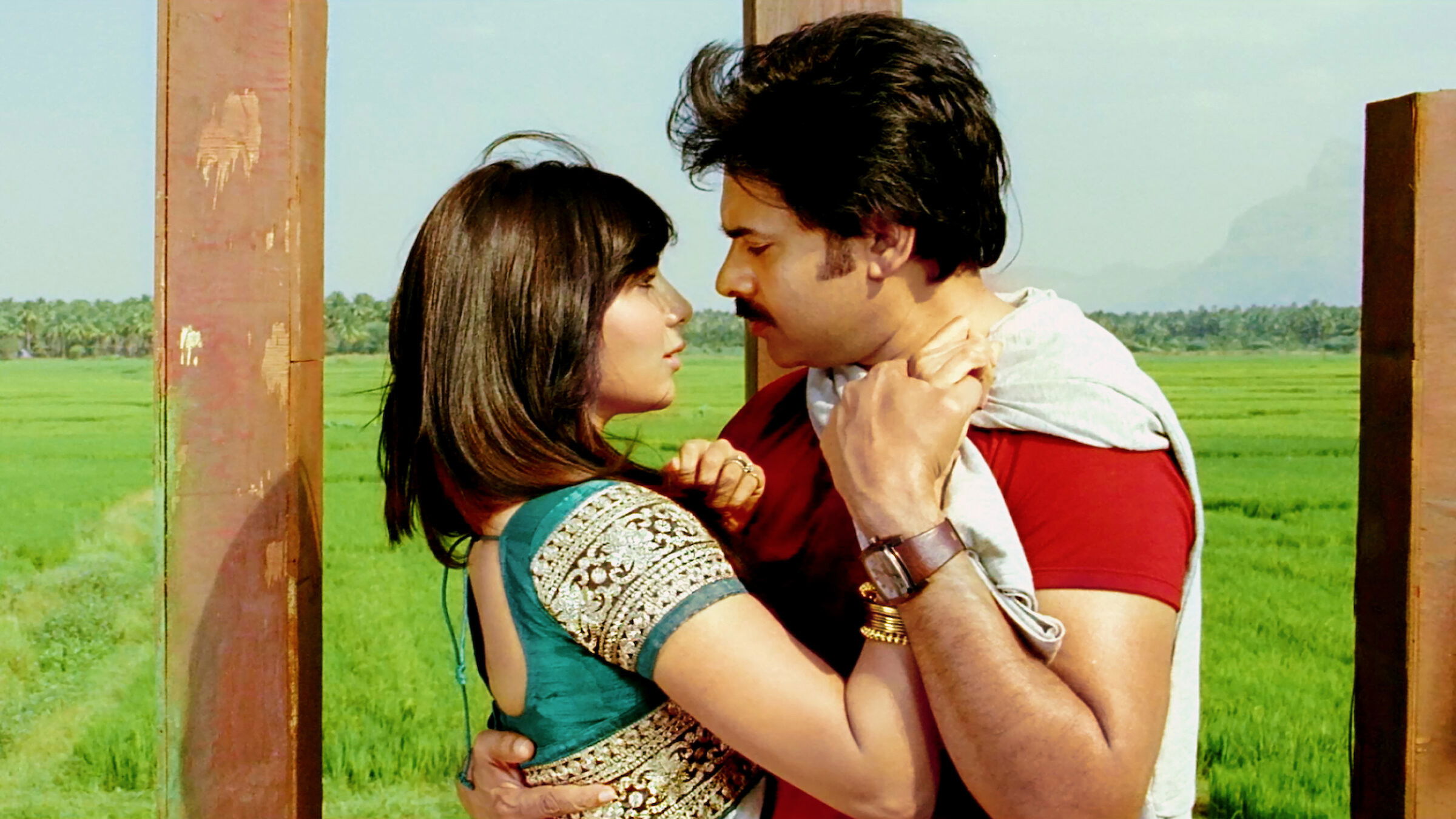 Atharintiki Daaredi Background