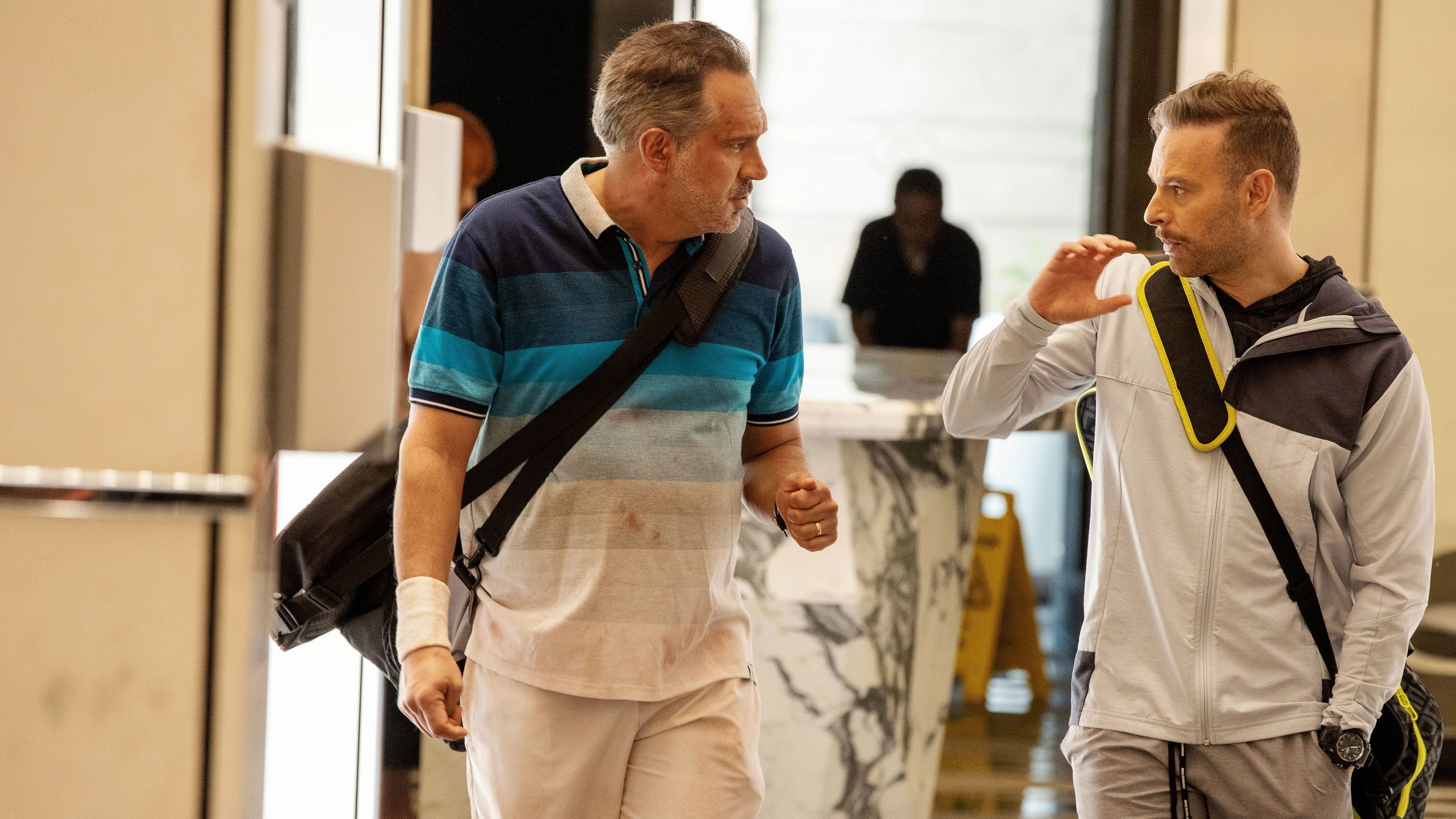 Dos más dos Background