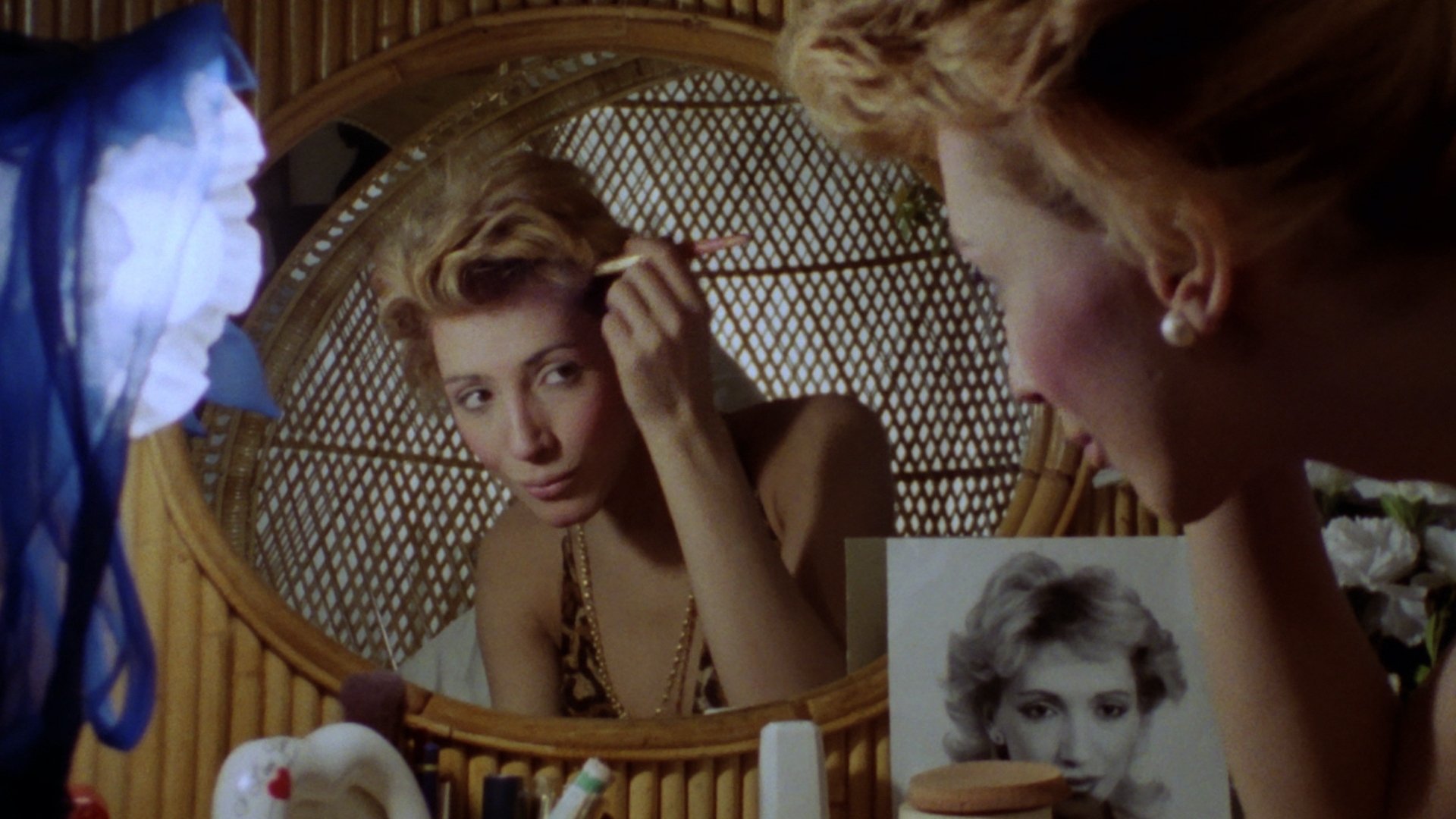 Vestida de azul Background