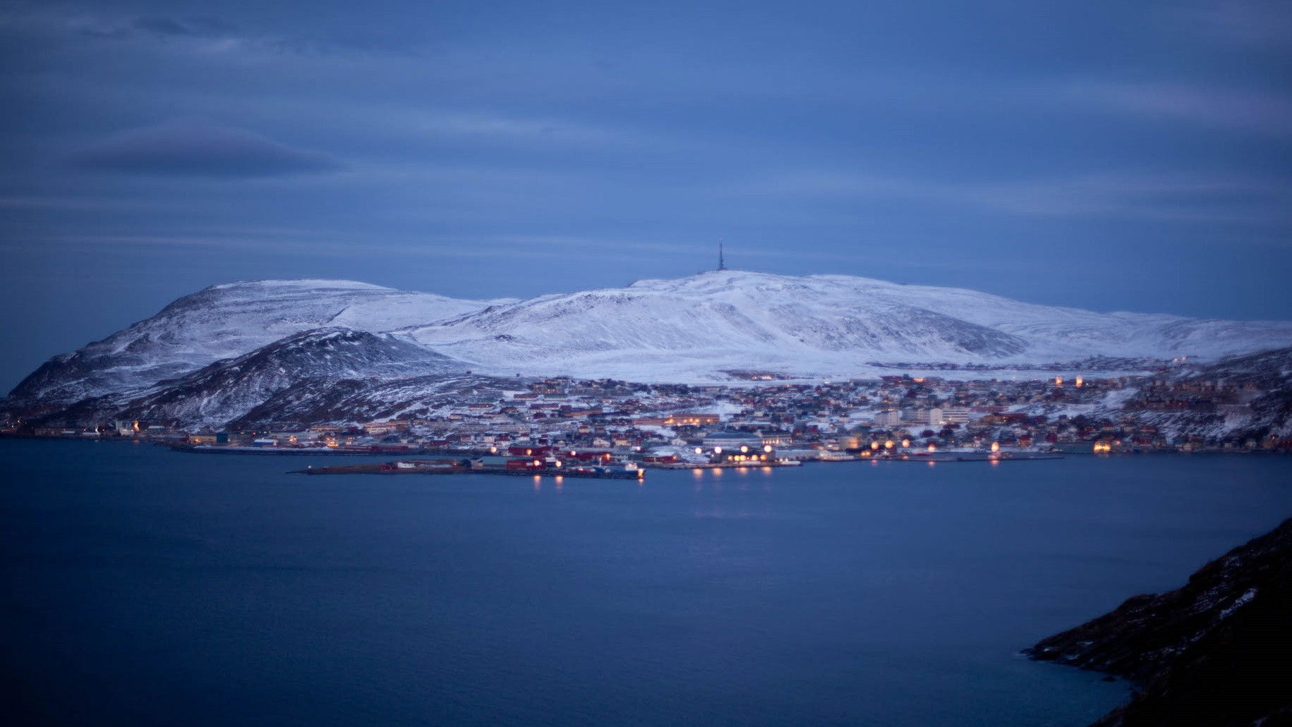 Hjem - Living at the End of the World Background