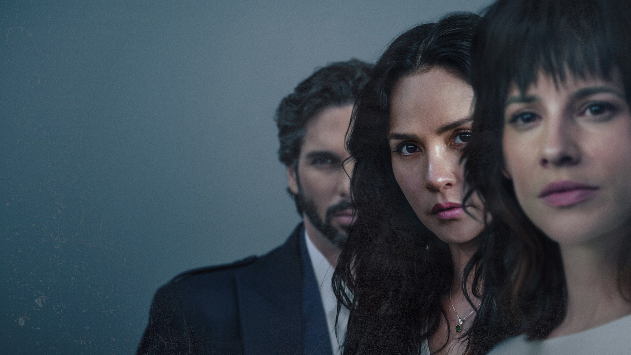 La huésped Background