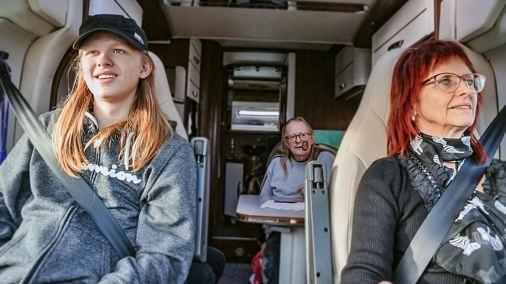 Pludselig boede jeg hos Sussi og Leo Background